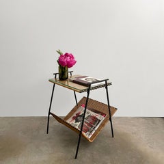 Raoul Guys Französischer Zeitschriften-Beistelltisch aus Korbweide und Eisen