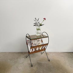 Raoul Guys Französischer Zeitschriftentisch aus Korbweide und Eisen