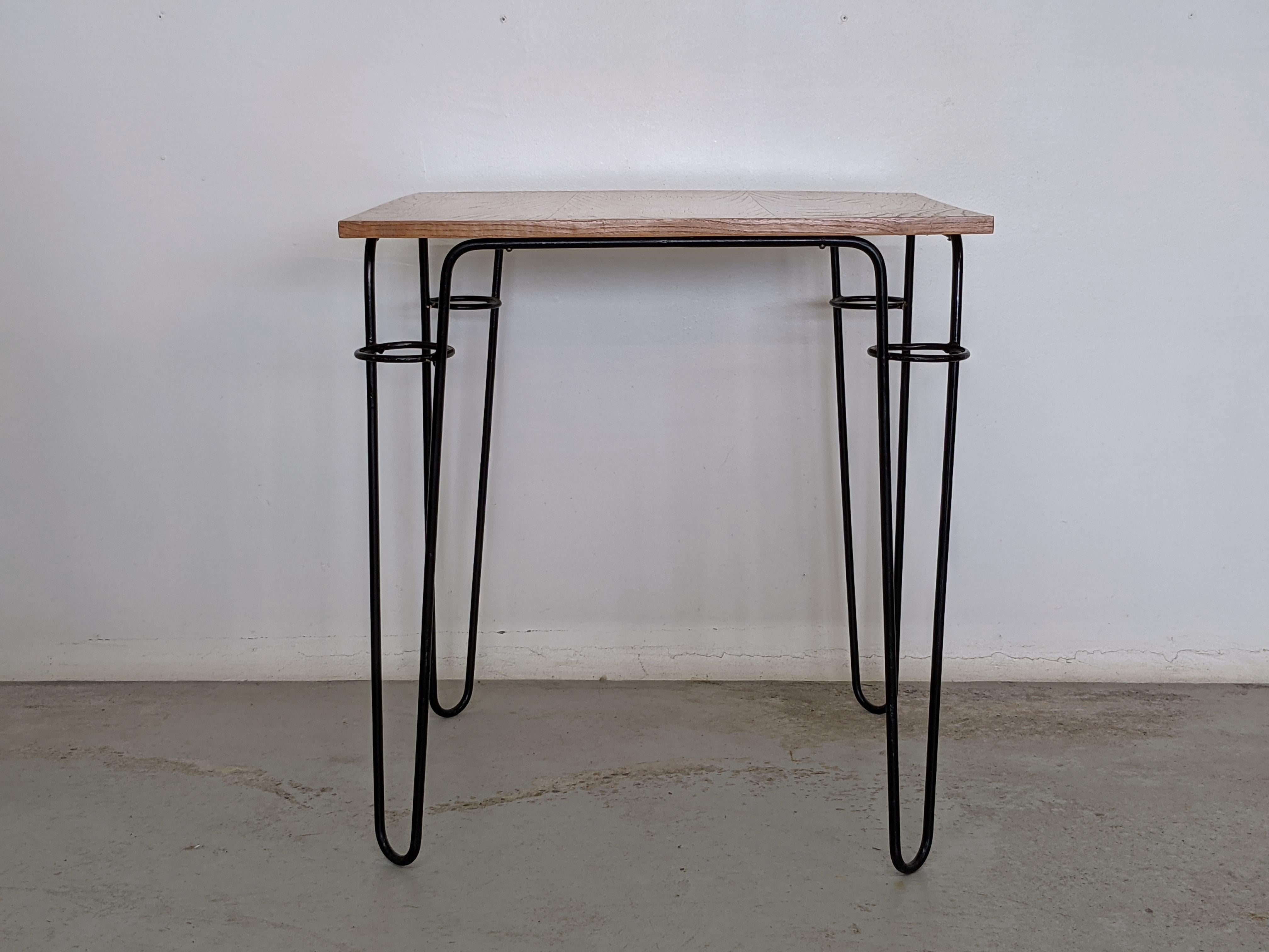 Raoul Guys Quadratischer Tisch aus lackiertem Metall und Eschenholzfurnier, Frankreich 1950er Jahre (Moderne der Mitte des Jahrhunderts) im Angebot