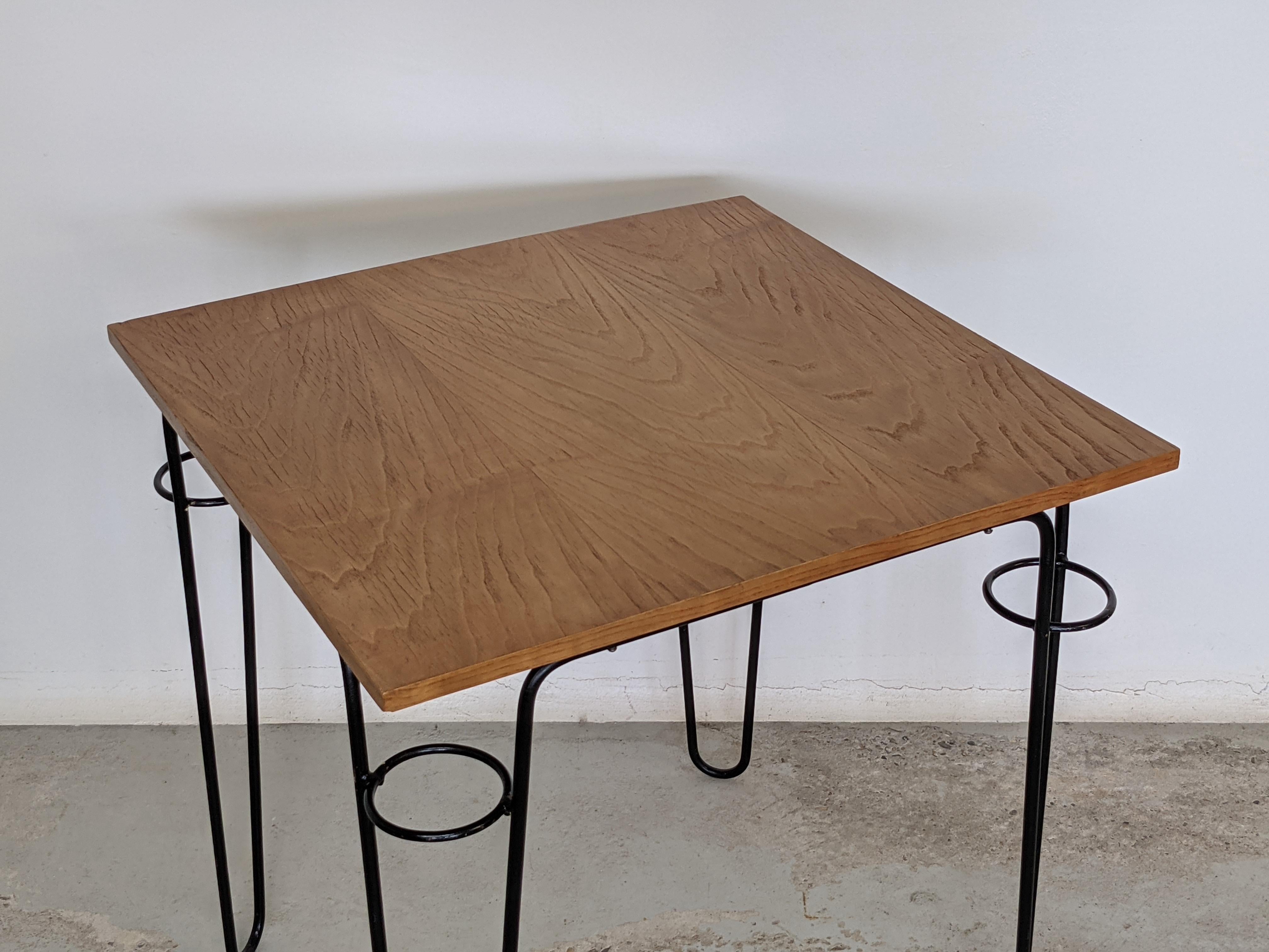 Raoul Guys Quadratischer Tisch aus lackiertem Metall und Eschenholzfurnier, Frankreich 1950er Jahre (Französisch) im Angebot