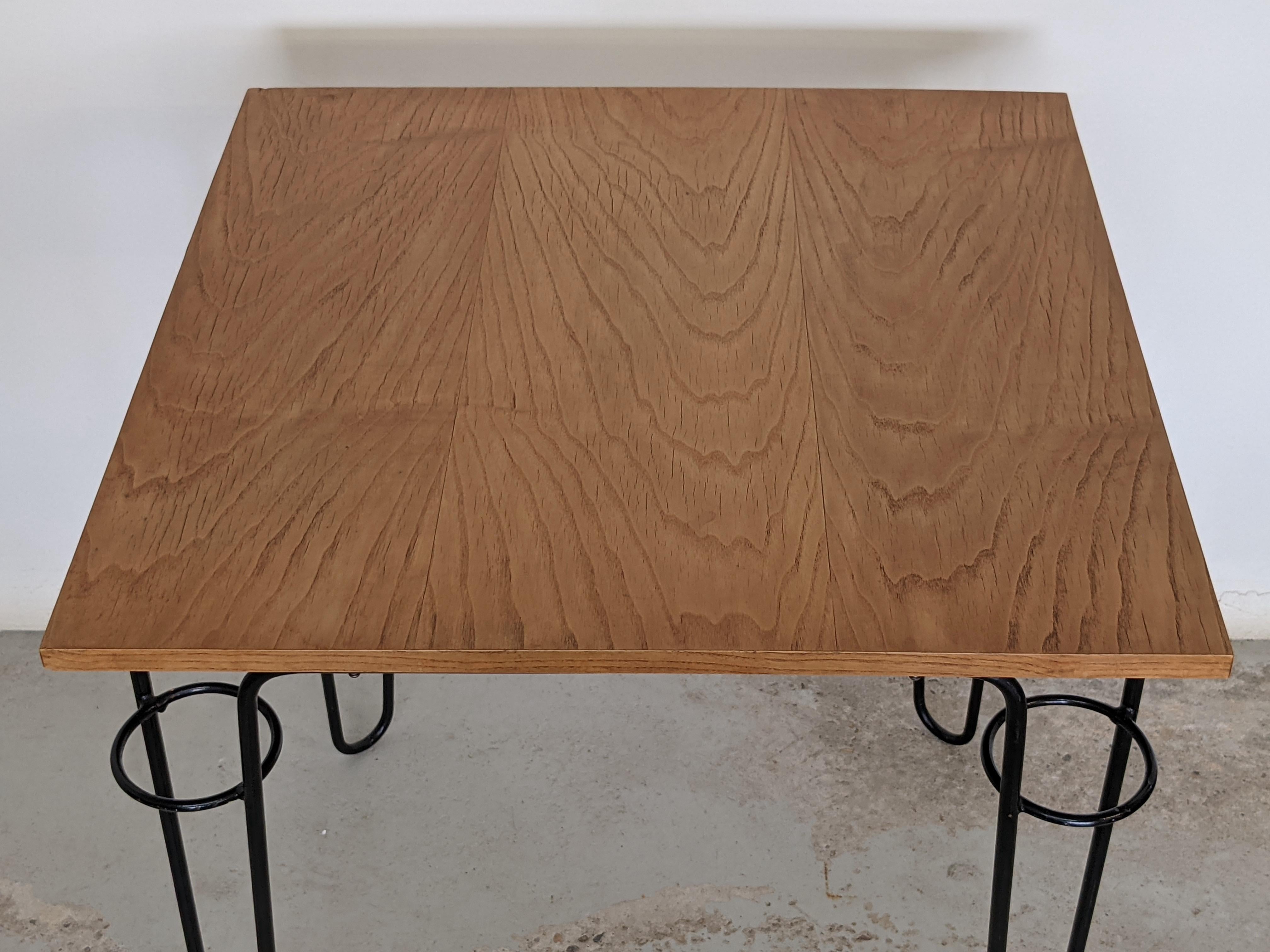 Milieu du XXe siècle Table carrée Raoul Guys en métal laqué et placage de bois de frêne, France, années 1950 en vente