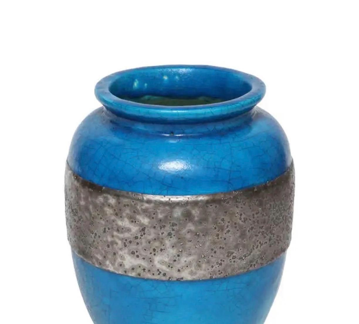 Raoul Lachenal, grand vase en glaçure bleue craquelée avec bande en étain argenté, fabriqué vers les années 1930 - 1940. Il est signé sur la base : 