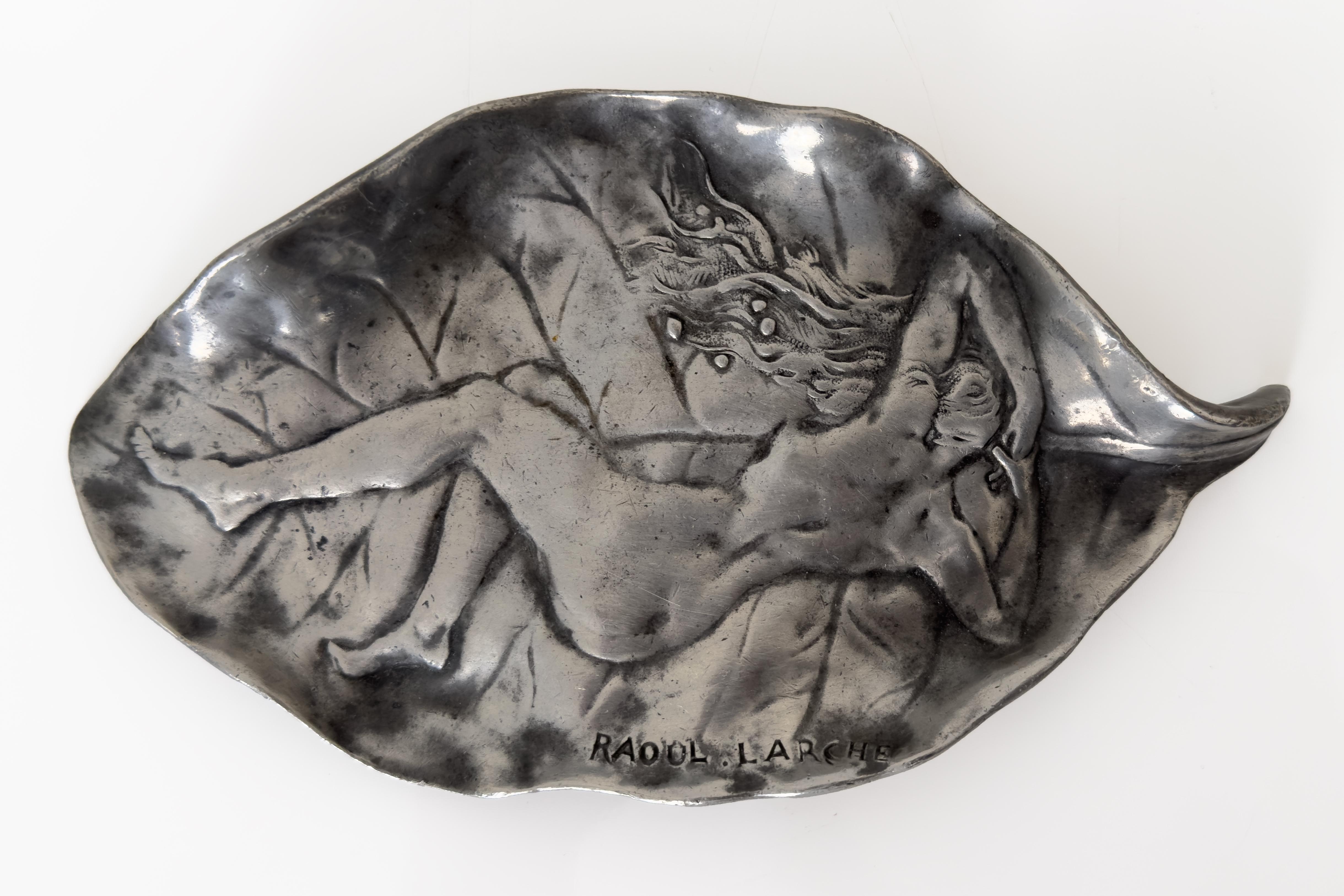 Raoul Larche, Ablageschale, Proof aus Zinnguss, Nude auf einem Blatt, signiert (Art nouveau) im Angebot