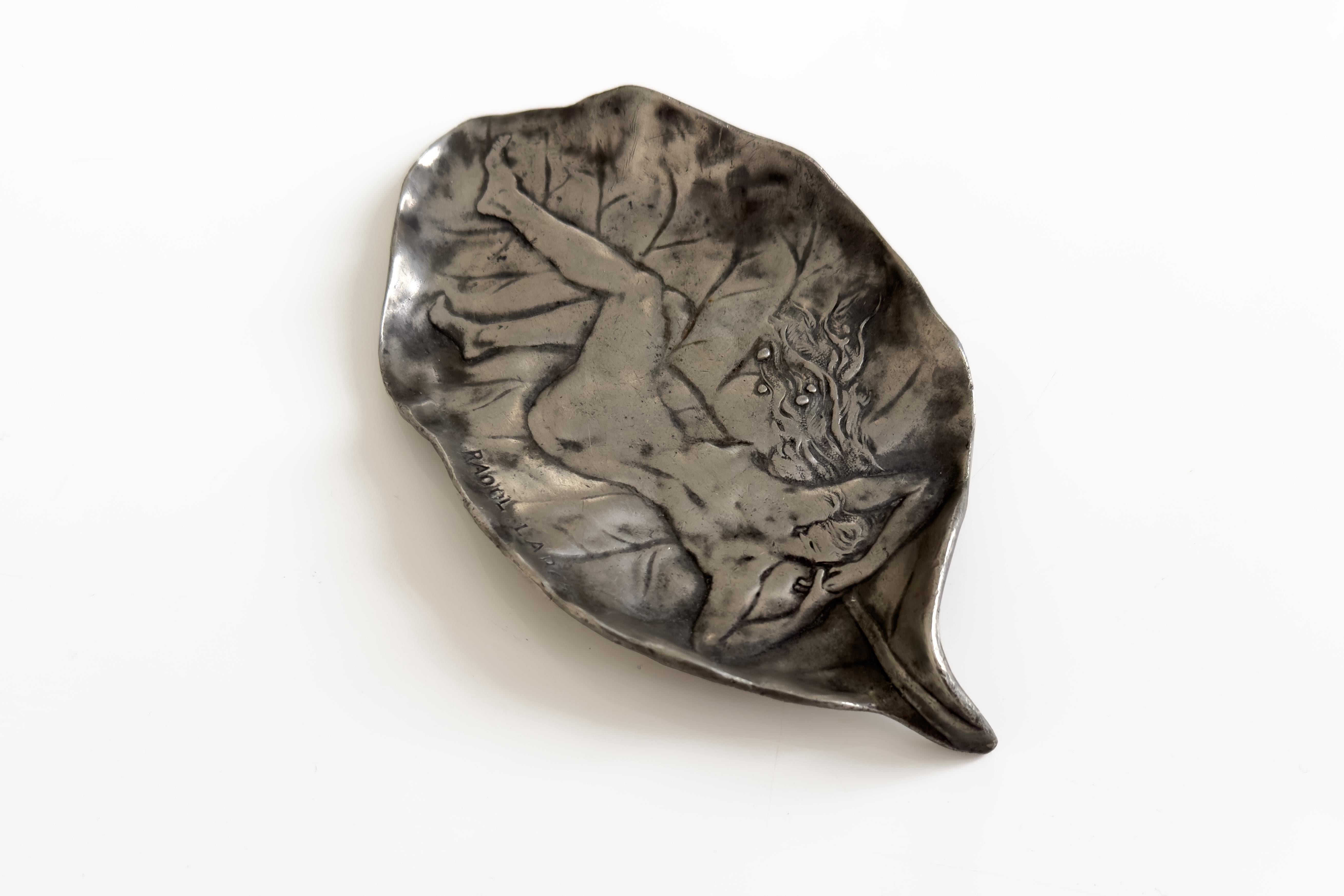 Raoul Larche, Ablageschale, Proof aus Zinnguss, Nude auf einem Blatt, signiert (Französisch) im Angebot