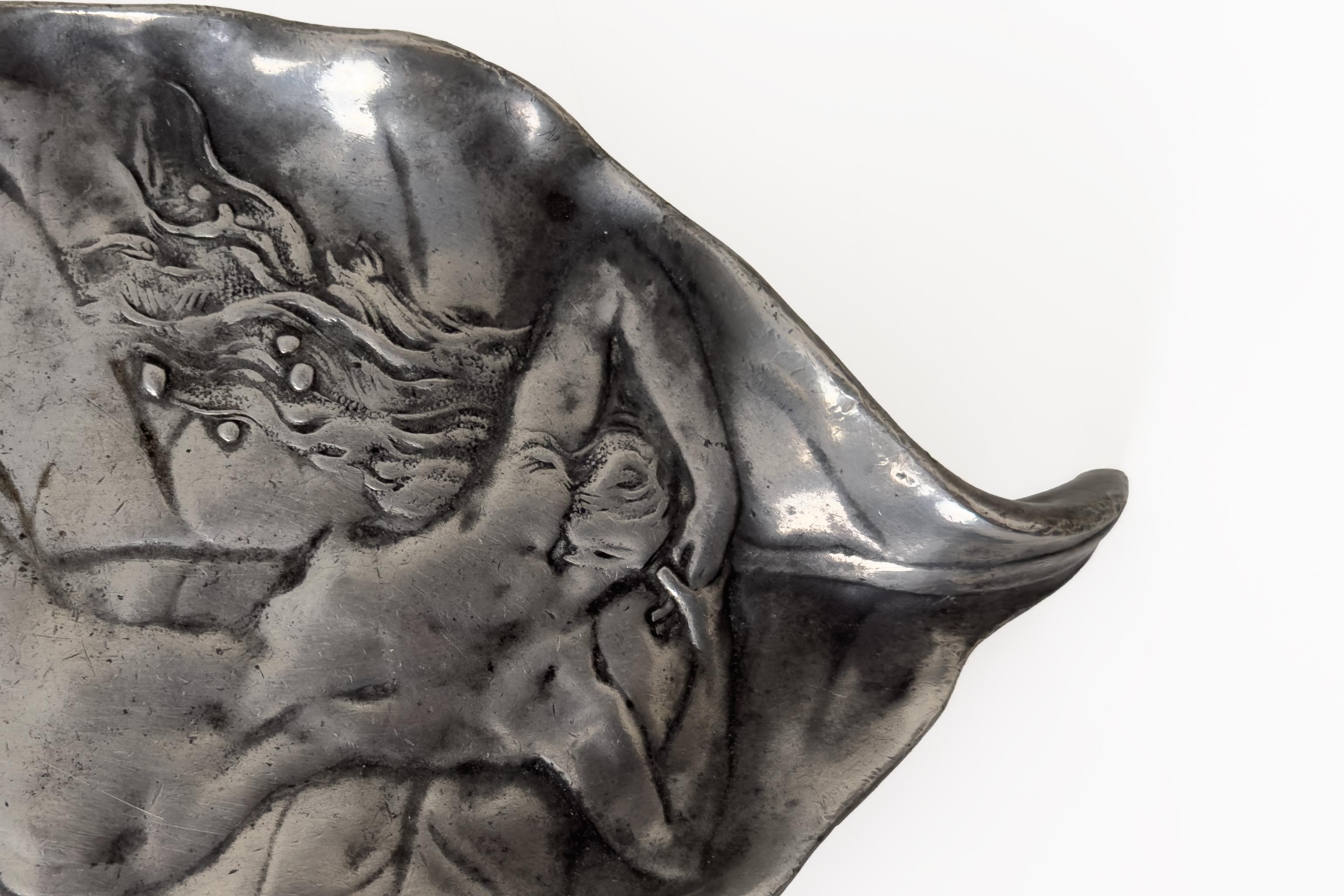 Raoul Larche, Ablageschale, Proof aus Zinnguss, Nude auf einem Blatt, signiert (Gegossen) im Angebot