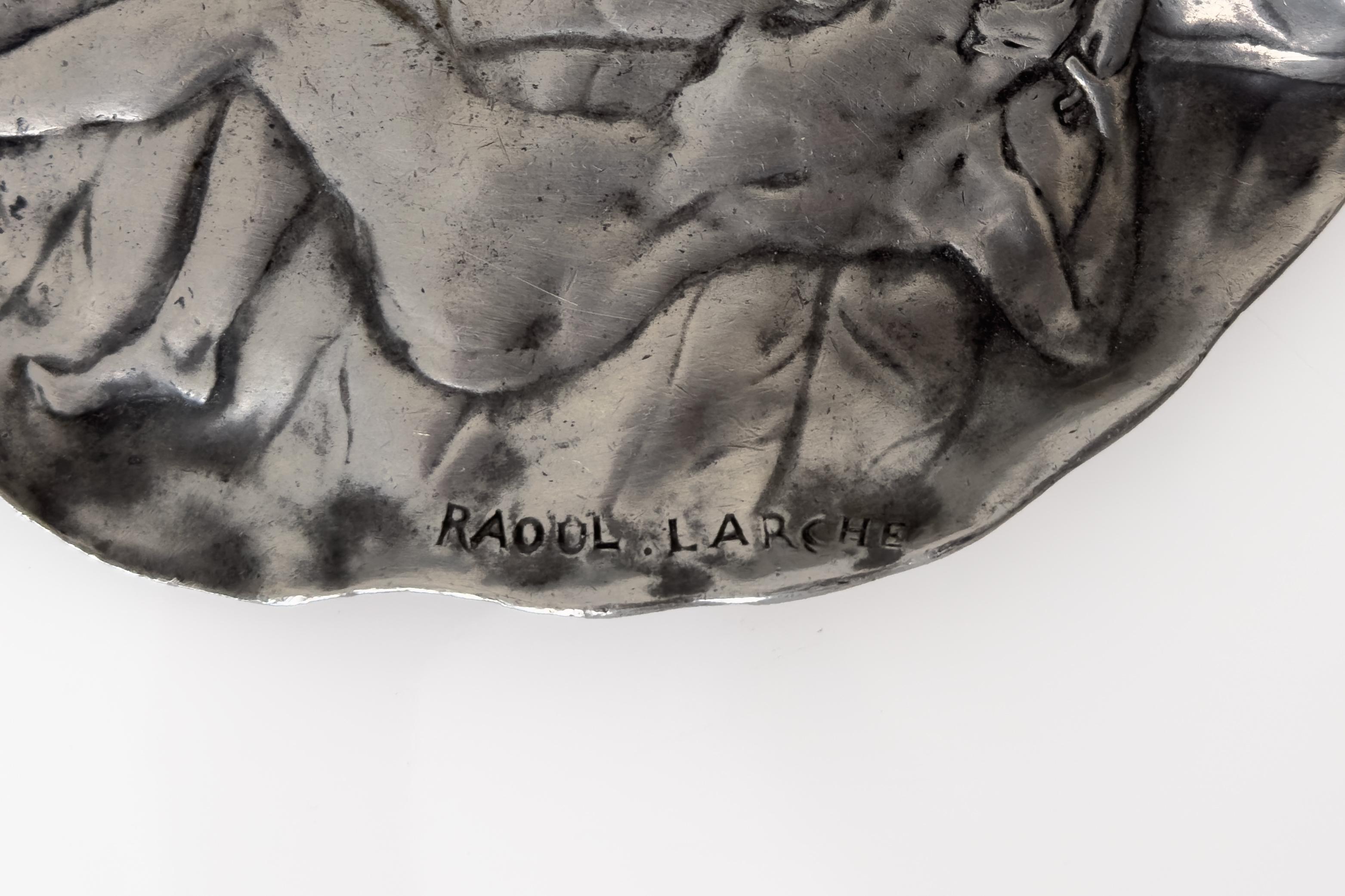 Raoul Larche, Ablageschale, Proof aus Zinnguss, Nude auf einem Blatt, signiert (Frühes 20. Jahrhundert) im Angebot