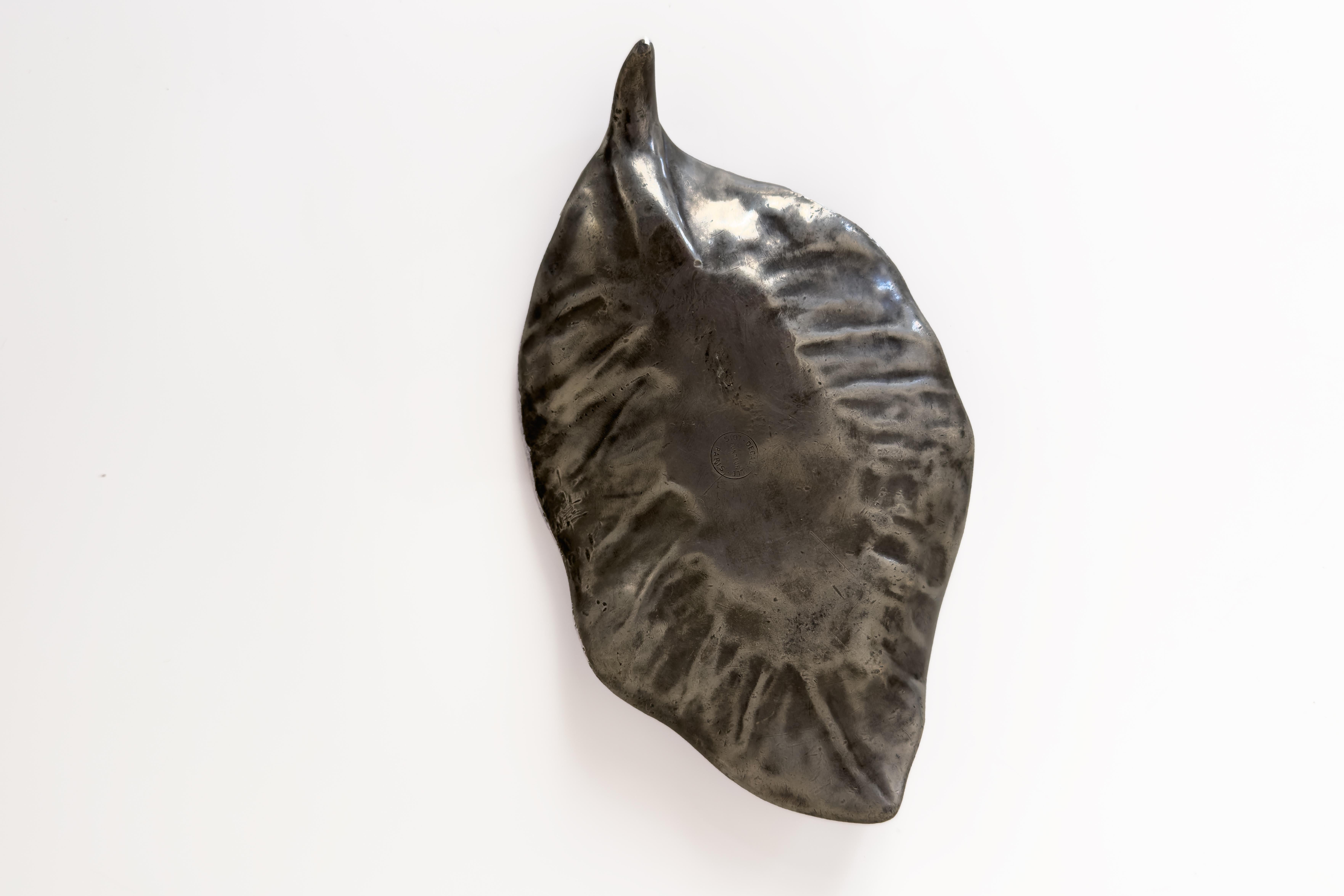 Raoul Larche, Ablageschale, Proof aus Zinnguss, Nude auf einem Blatt, signiert (Eisen) im Angebot