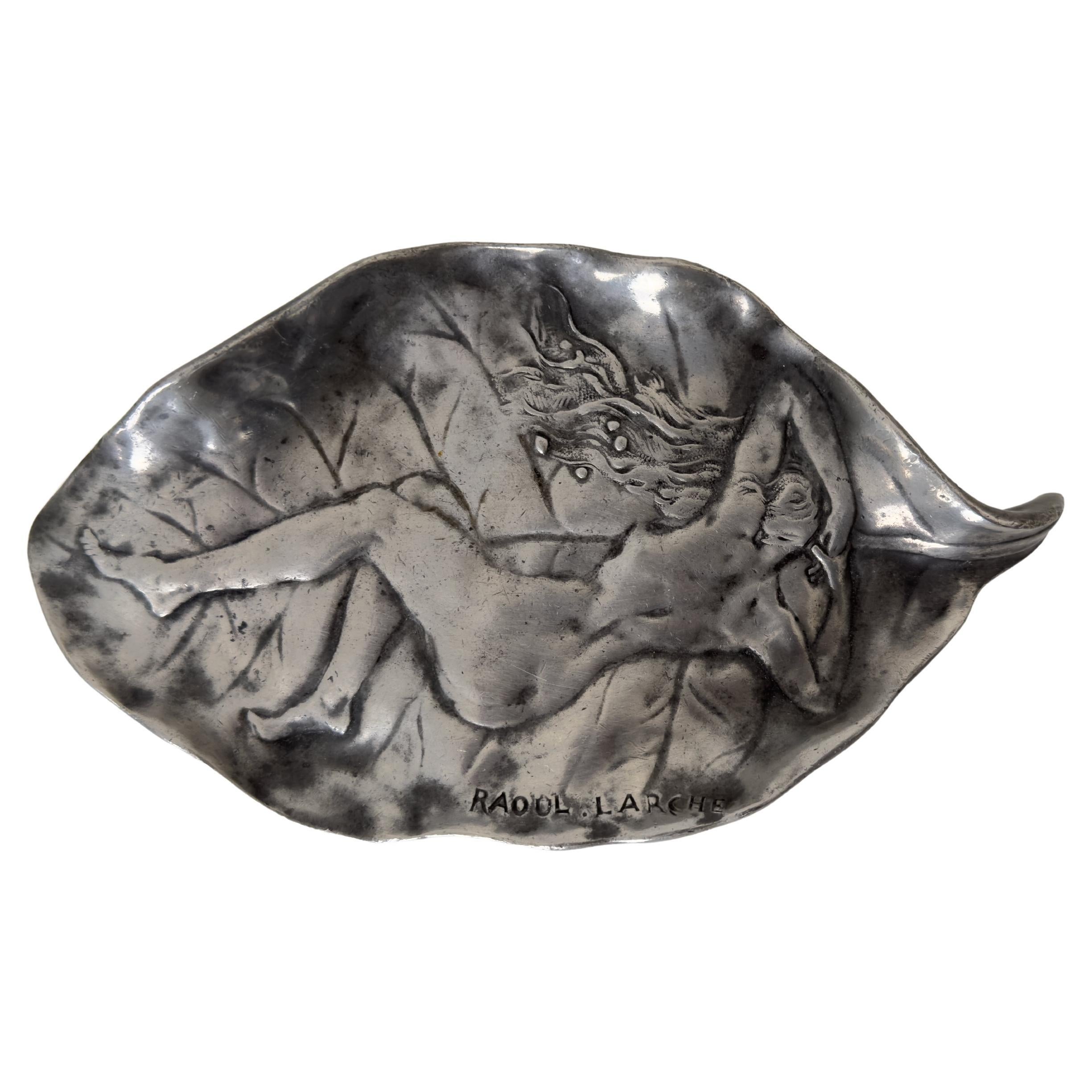 Raoul Larche, Ablageschale, Proof aus Zinnguss, Nude auf einem Blatt, signiert im Angebot