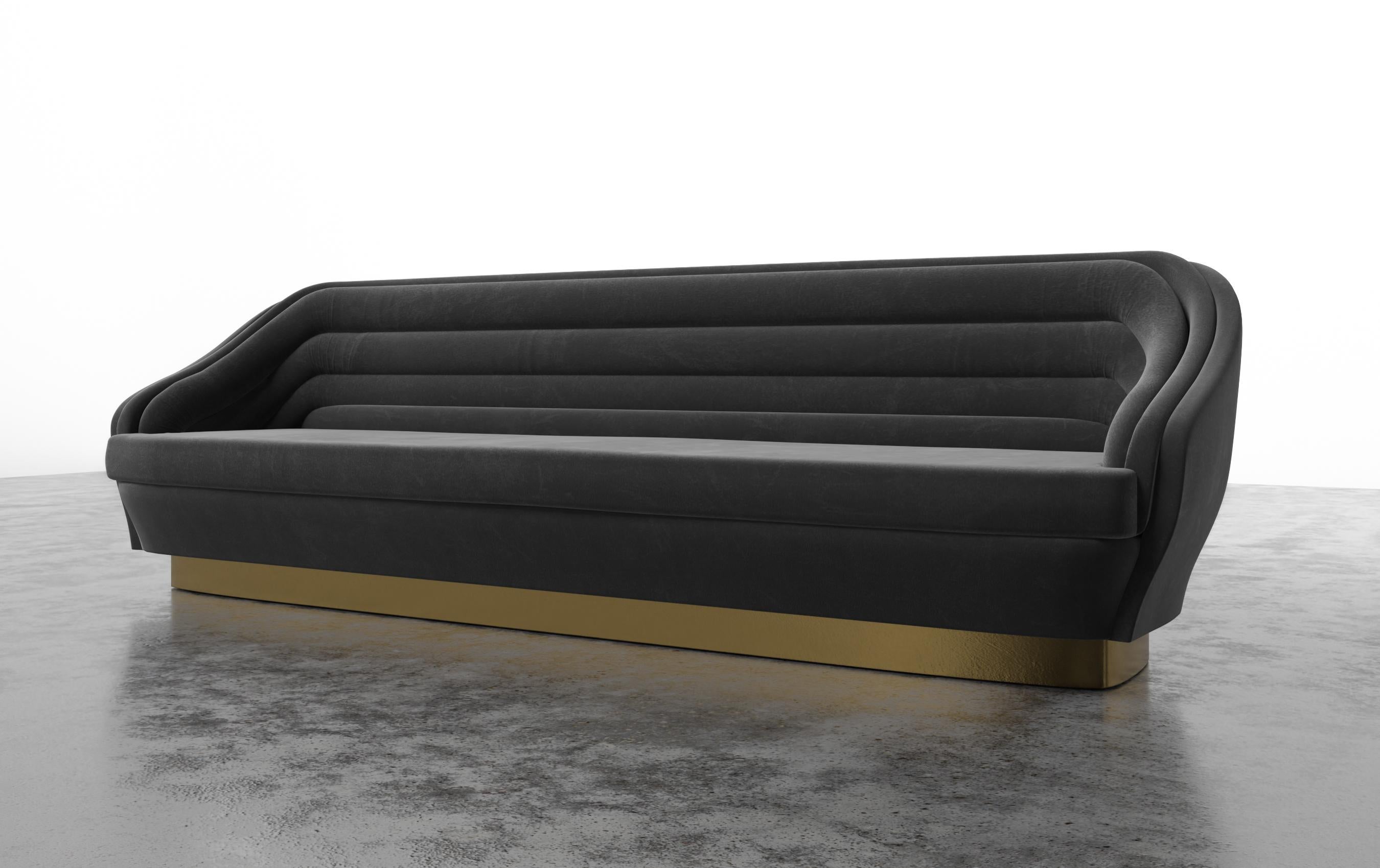 Americano DIVANO RAOUL - Divano moderno con canali su base a plinto in ottone in COM in vendita