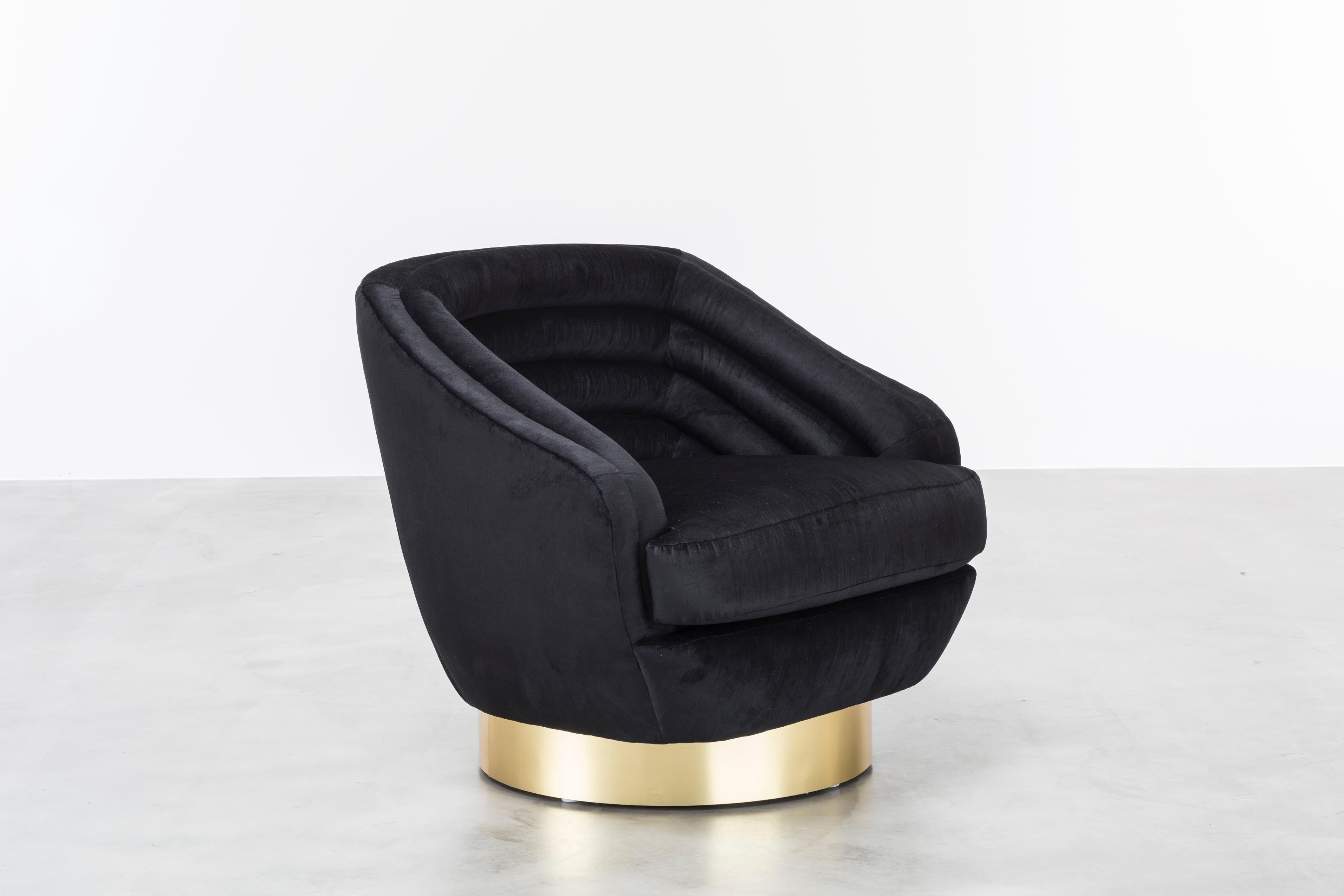RAOUL SWIVEL CHAIR – moderner schwarzer Samtstuhl auf drehbarem Sockel aus Messing

Der Stuhl Raoul ist ein atemberaubendes Möbelstück, das von der Haute Couture von Jean Paul Gaultier inspiriert ist. Die horizontalen Samtrillen verleihen diesem
