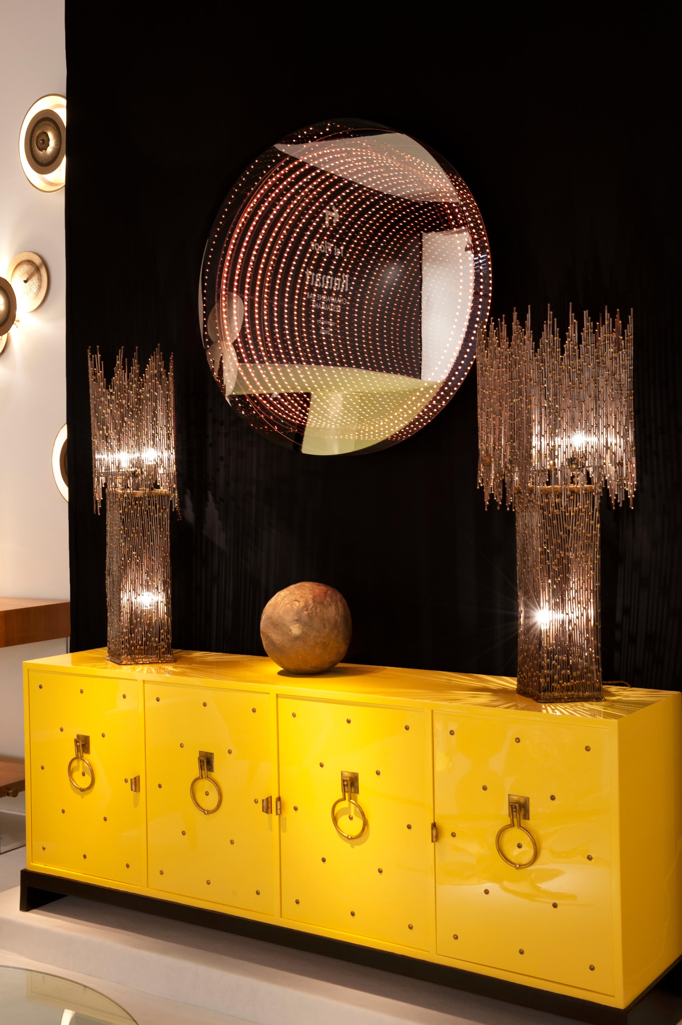 Raphael Fenice Unendlichkeitsspiegel aus Lucite und LED-Technologie
Wenn der Spiegel ausgeschaltet ist, sieht er aus wie ein echter Spiegel.
Der Spiegel kann mit einer Fernbedienung ein- und ausgeschaltet werden und die Farbe wechseln
Verkabelt