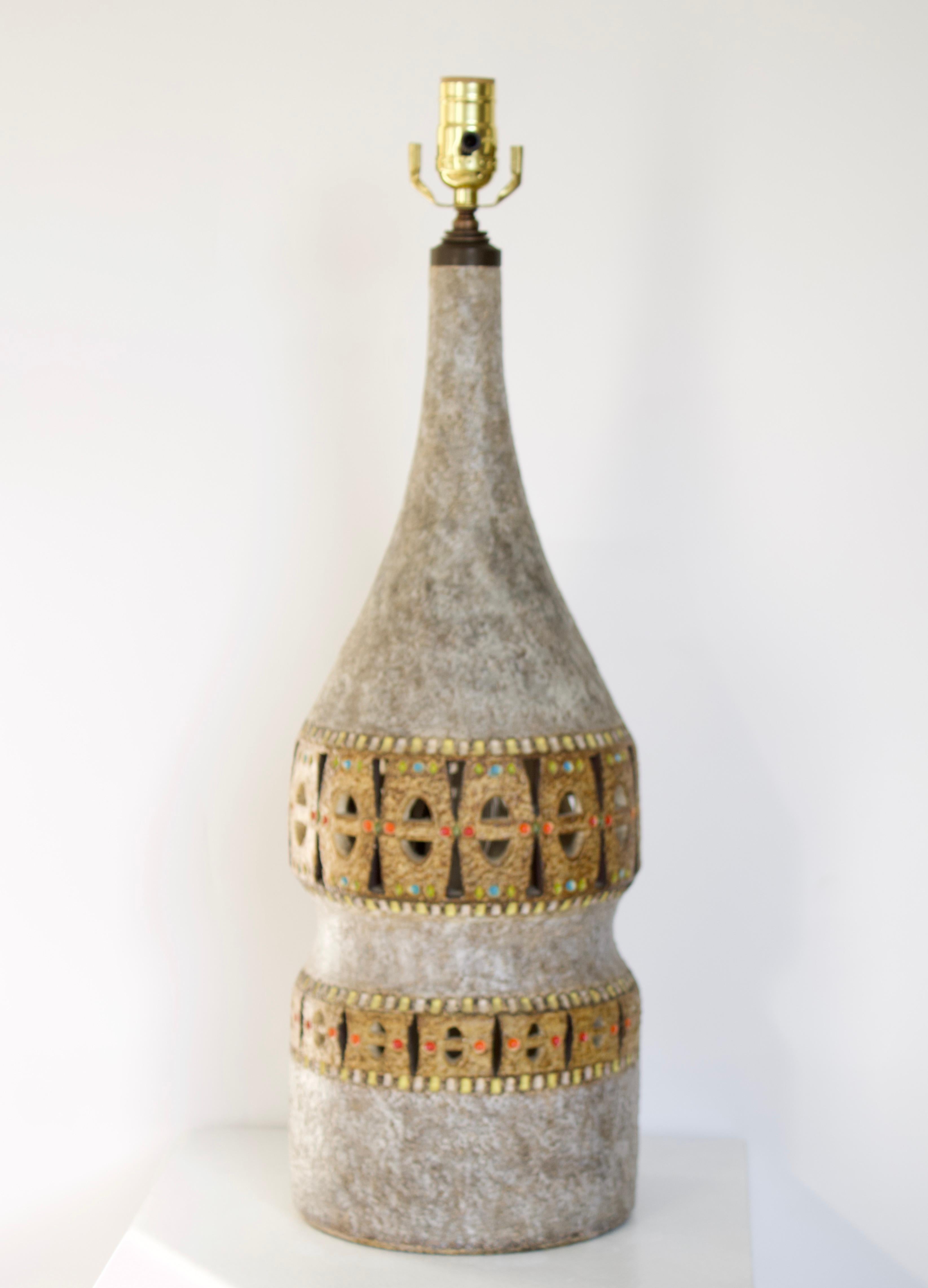 Raphaël Giarrusso Peirced  Lampe de table en céramique française Accolay Circa 1967 en vente 4