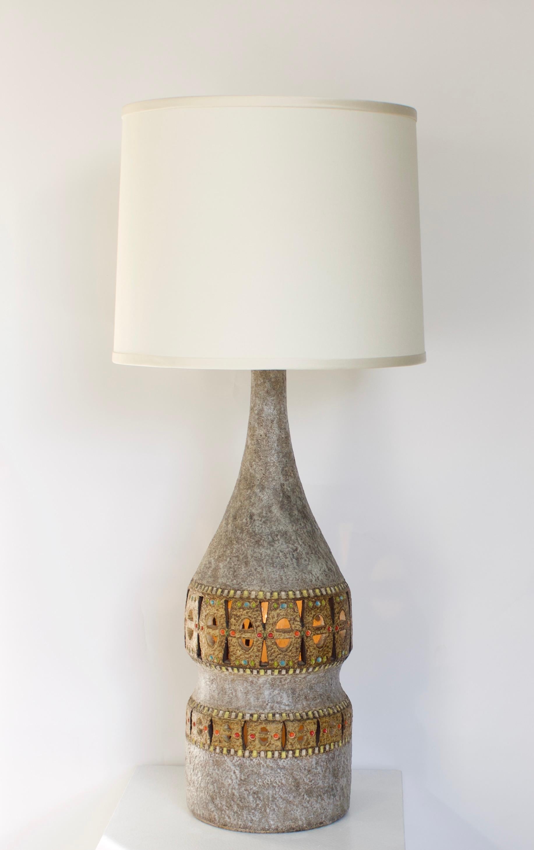 Mid-Century Modern Raphaël Giarrusso Peirced  Lampe de table en céramique française Accolay Circa 1967 en vente