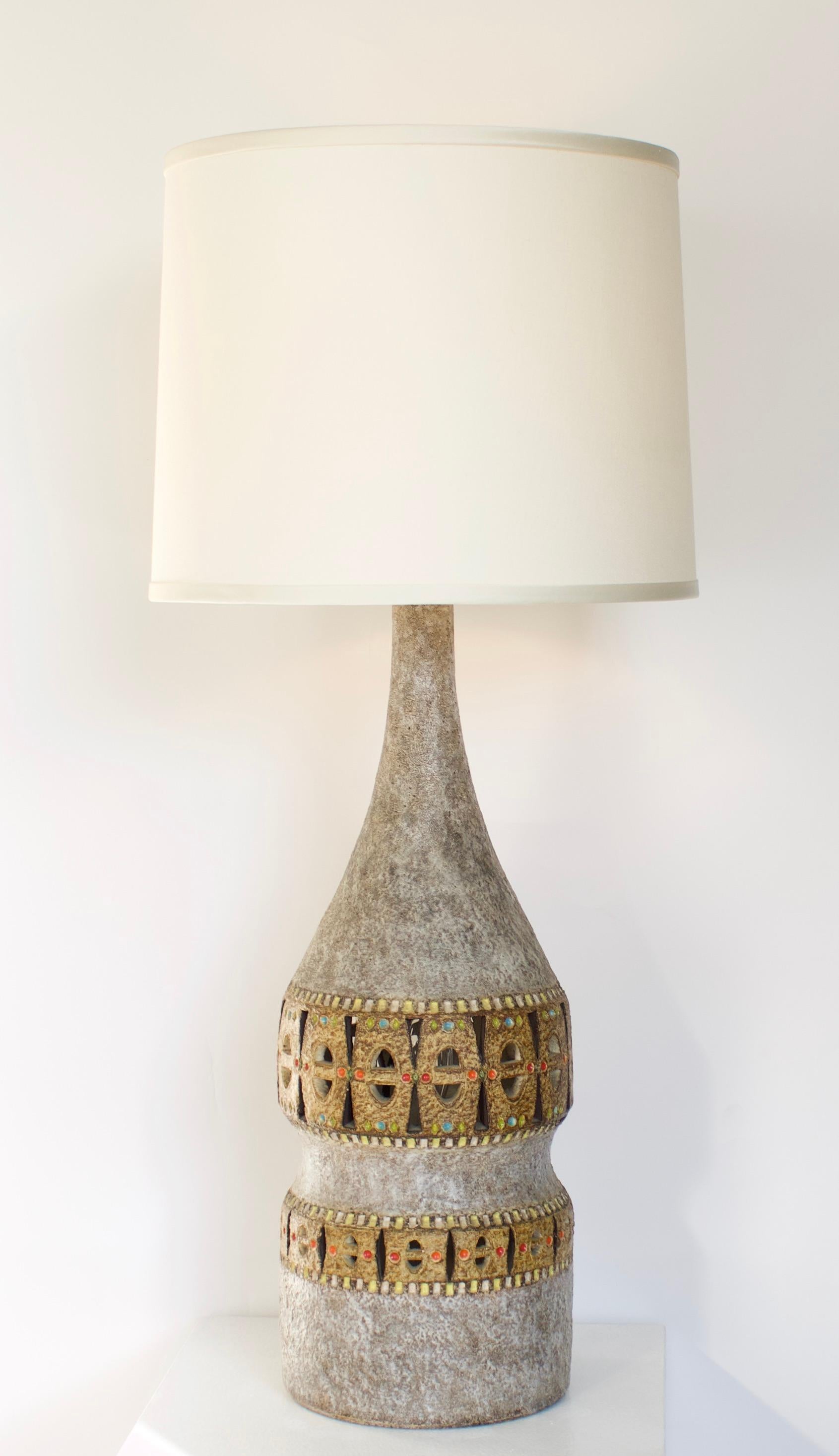 Milieu du XXe siècle Raphaël Giarrusso Peirced  Lampe de table en céramique française Accolay Circa 1967 en vente