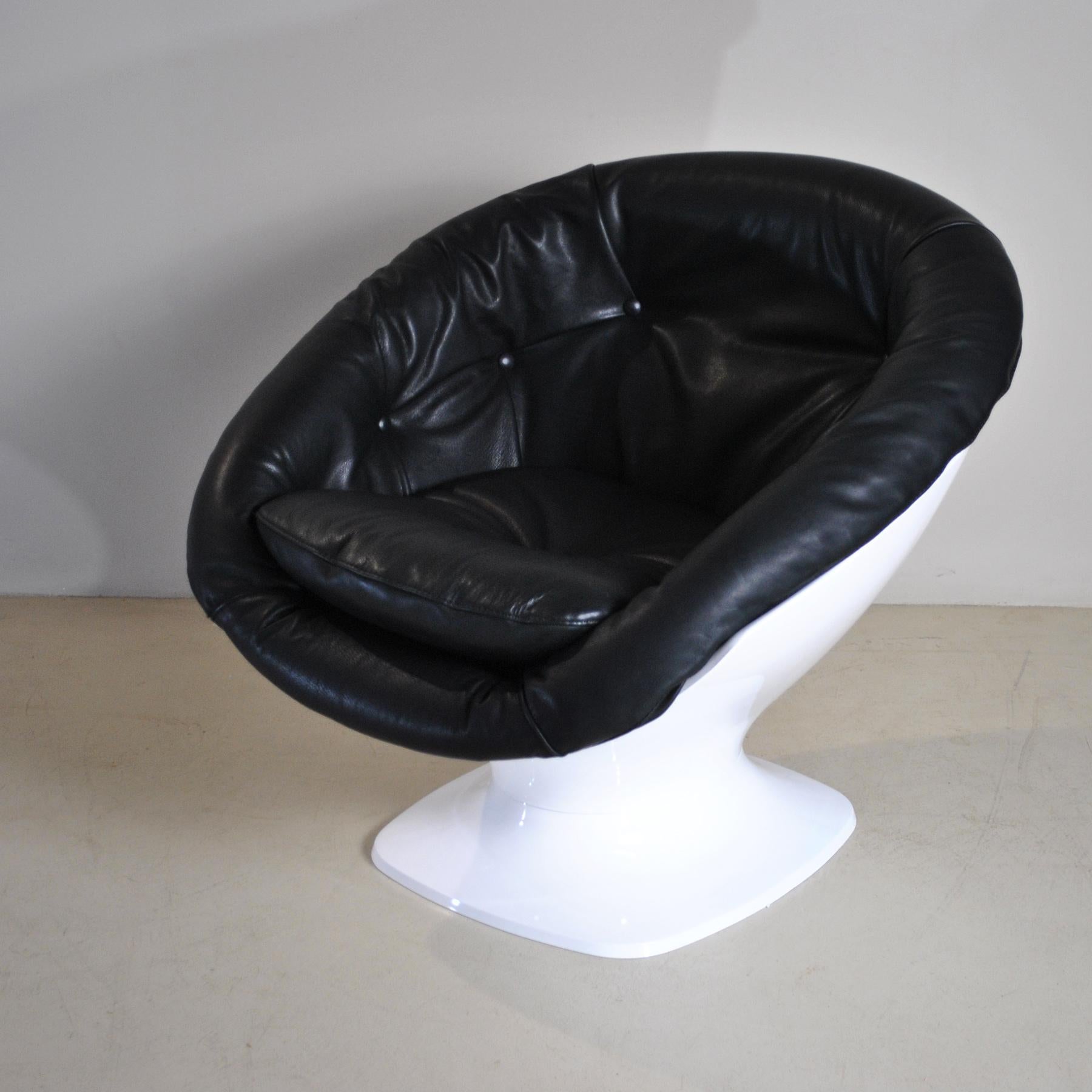 Von Raphael Raffel entworfener und in Frankreich in den 70er Jahren hergestellter Kunststoff-Klubsessel im Tulpenstil mit abgerundeter Sitzfläche, bezogen mit schwarzem Leder.