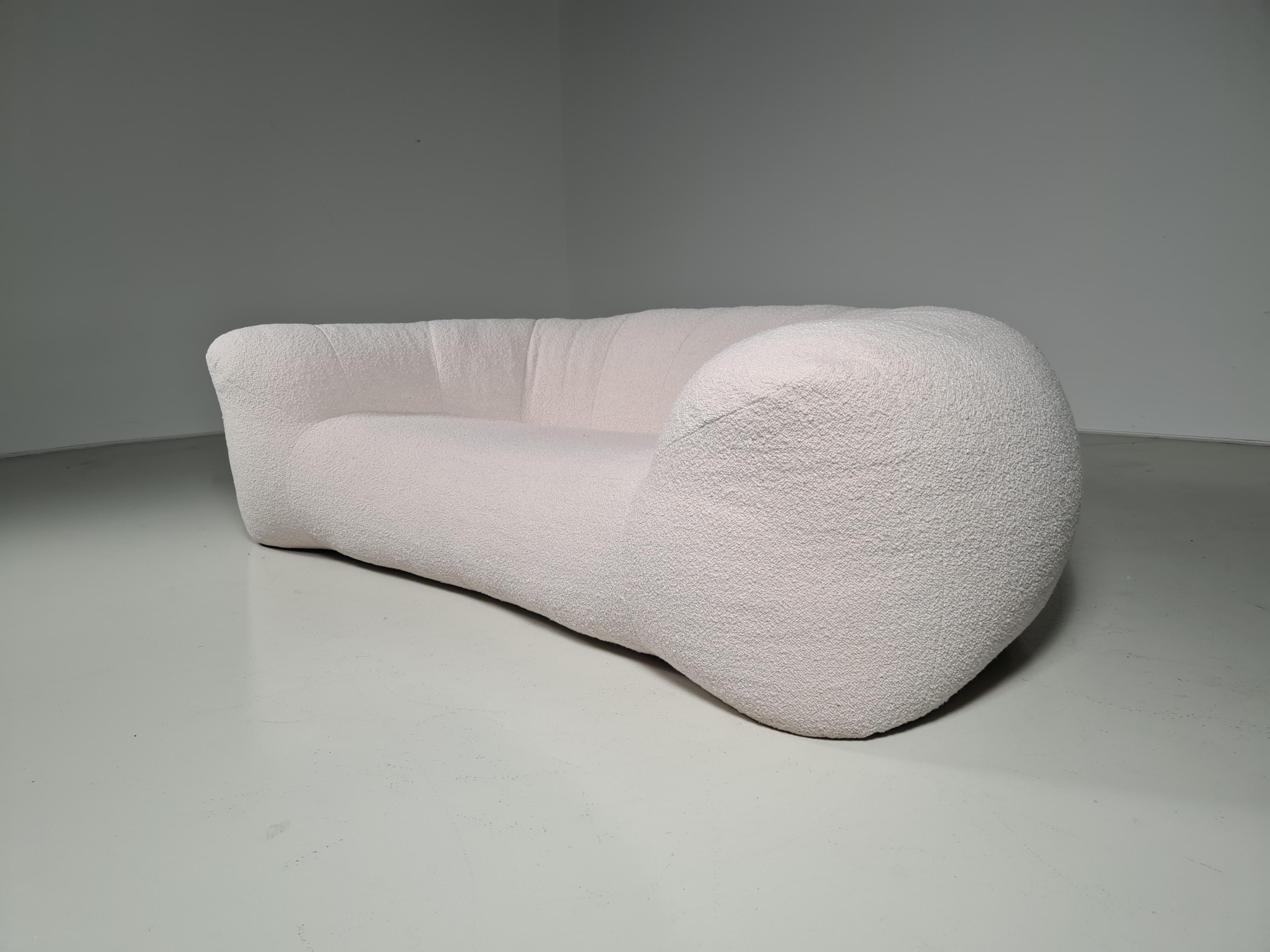 Lounge sofa designed by Raphaël Raffel for Maison Honoré Paris in France. 

This sofa was produced on demand in the 1970s until the mid-1980s. Because of this, it is very rare. The organic form is reminiscent of a croissant. Reupholstered in a