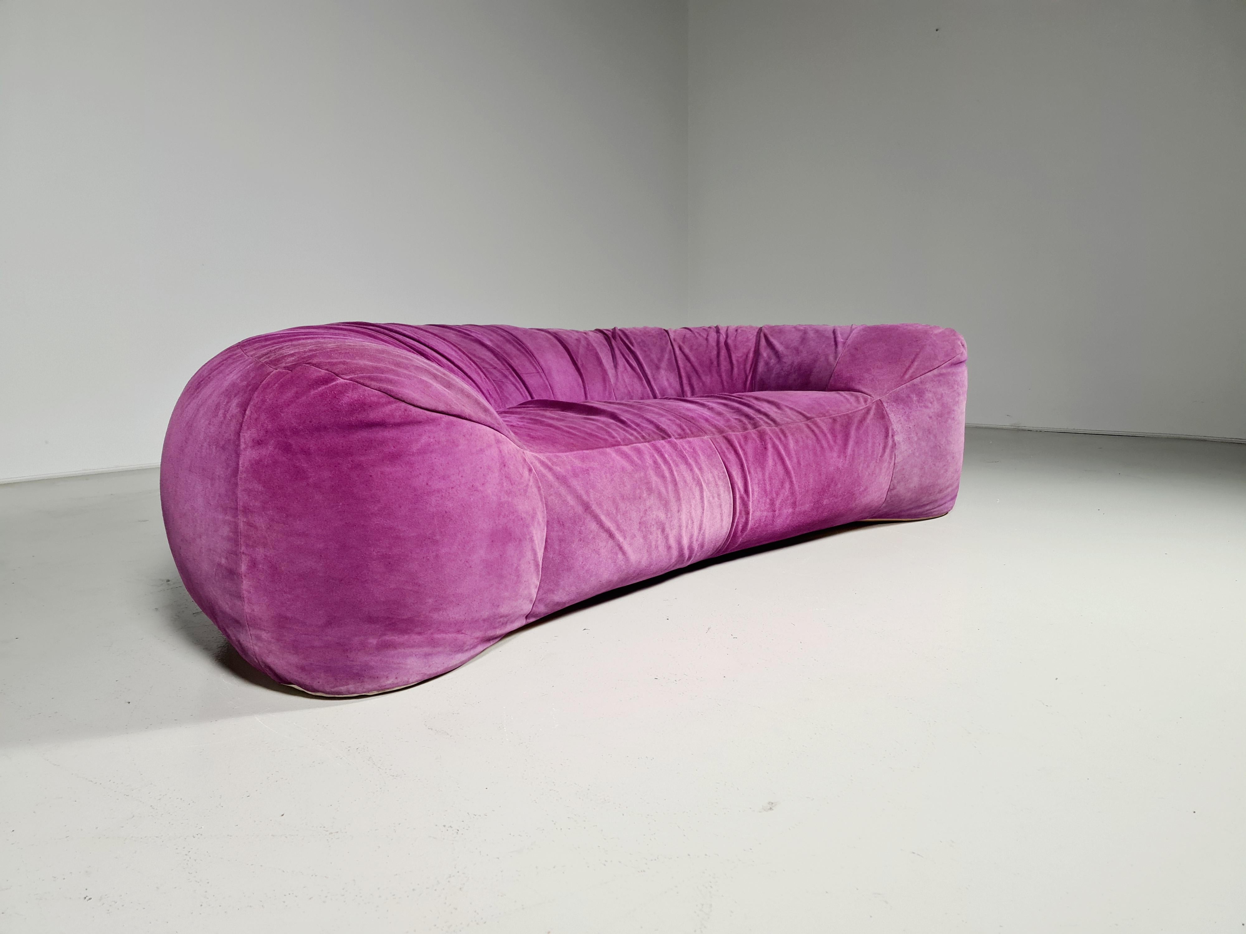 Raphaël Raffel 'Croissant' Sofa in Jpink Suede, 1970s In Good Condition In amstelveen, NL