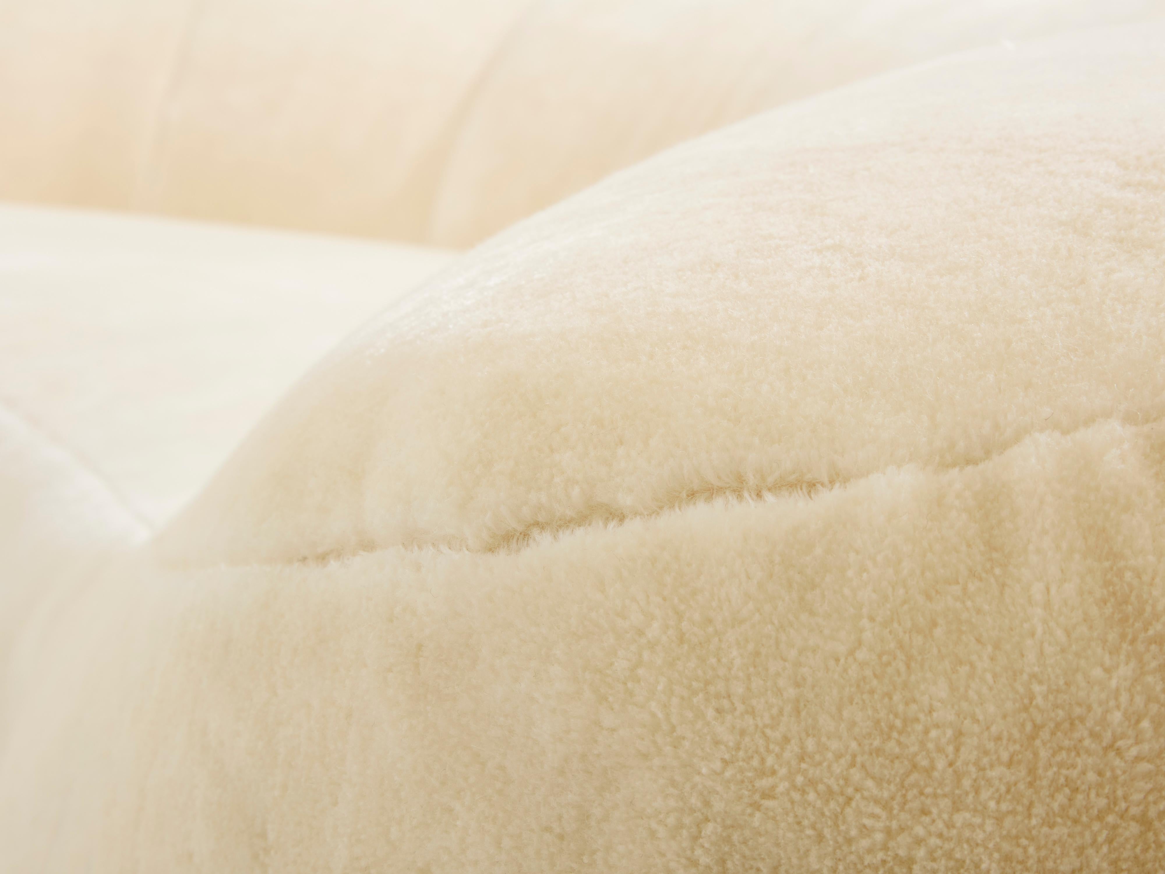 Raphaël Raffel Hörnchensofa aus Mohair-Samt 1970er Jahre im Angebot 4