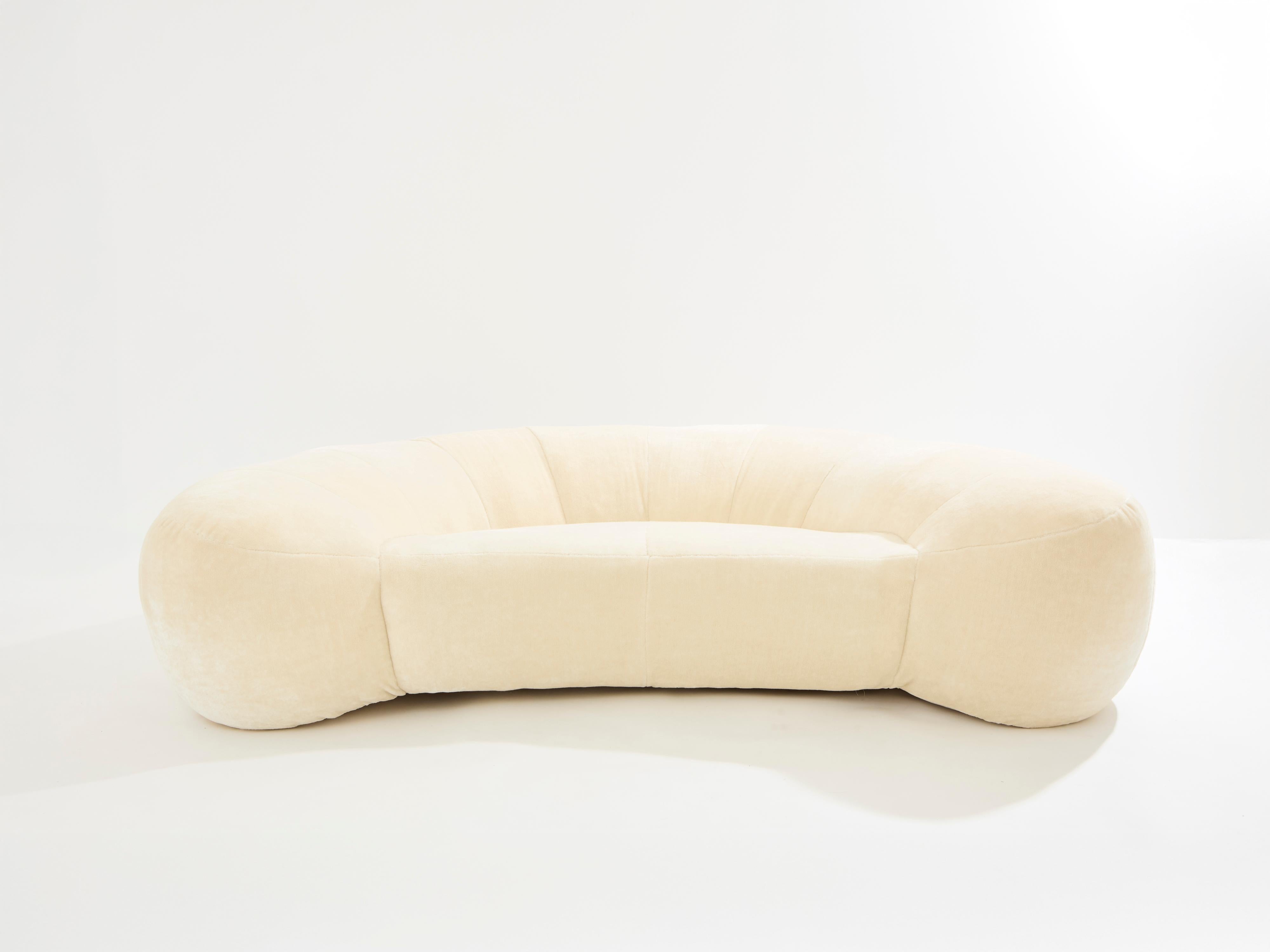 Schönes Sofa von Raphaël Raffel für Maison Honoré Paris aus der Mitte der 1970er Jahre. Das Sofa wurde vollständig restauriert und neu mit einem wunderschönen hellbeigen Mohair-Samtstoff des italienischen Herausgebers Dedar - A Soft Place reference