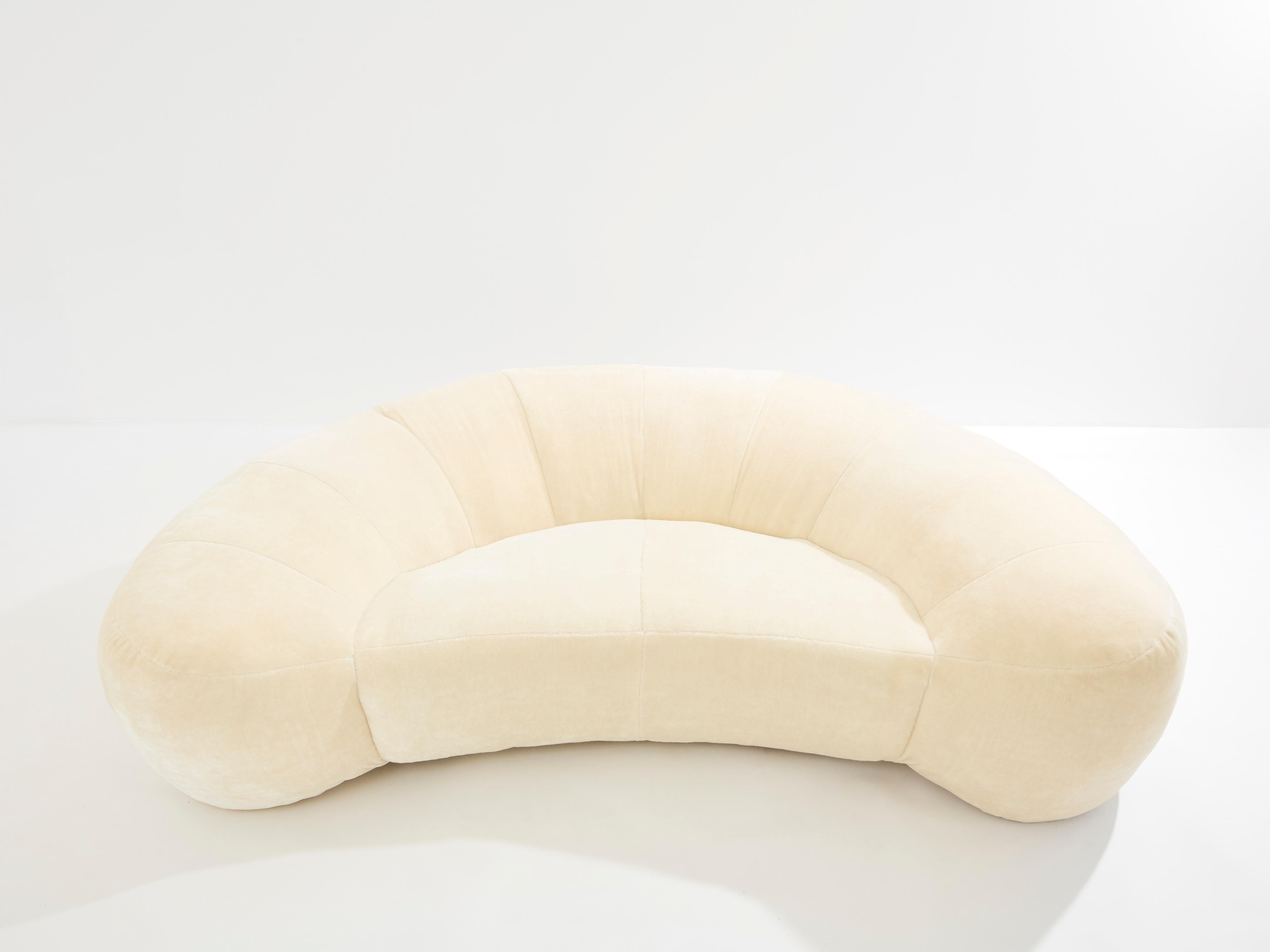 Raphaël Raffel Hörnchensofa aus Mohair-Samt 1970er Jahre (Moderne der Mitte des Jahrhunderts) im Angebot