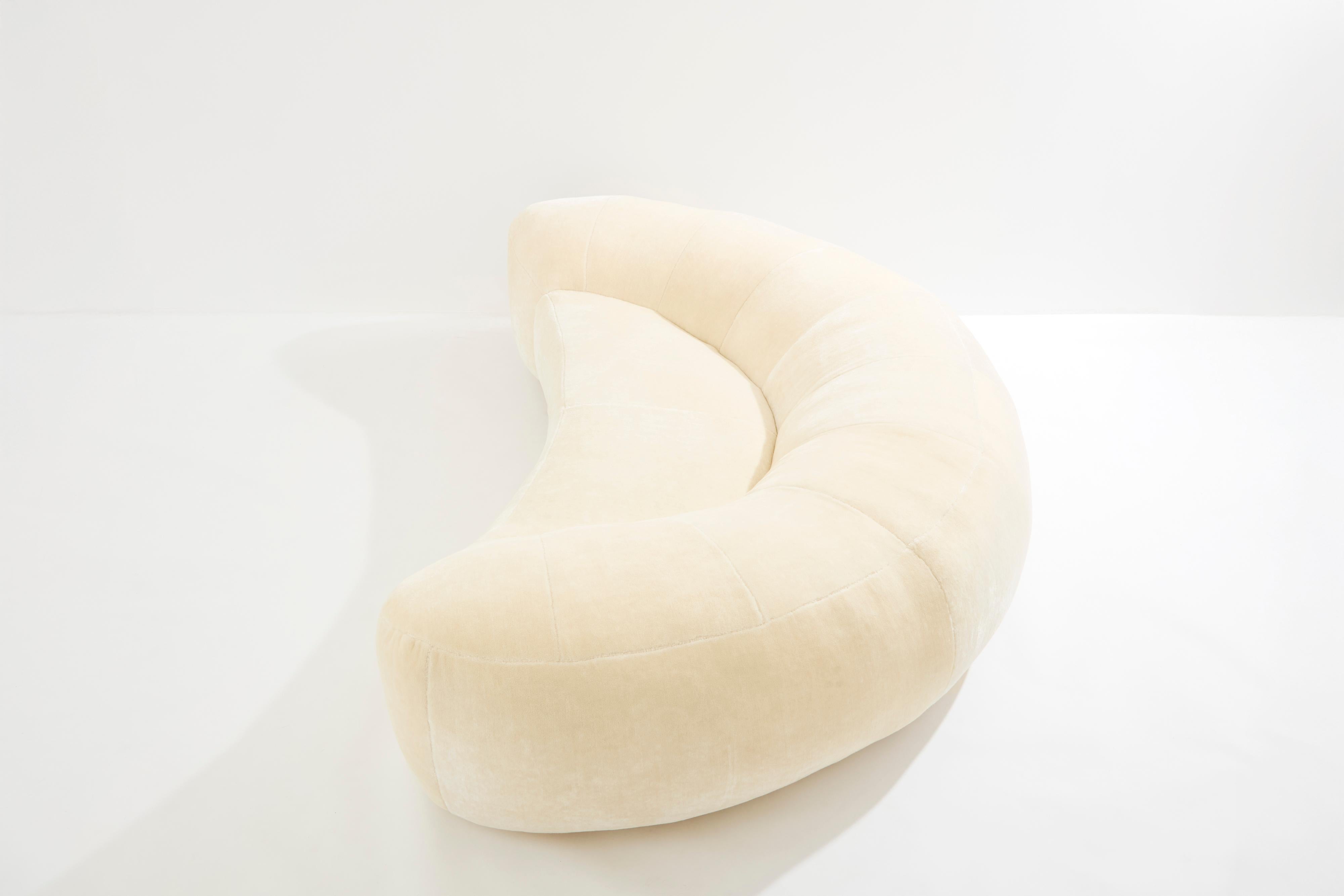 Raphaël Raffel Hörnchensofa aus Mohair-Samt 1970er Jahre (Französisch) im Angebot