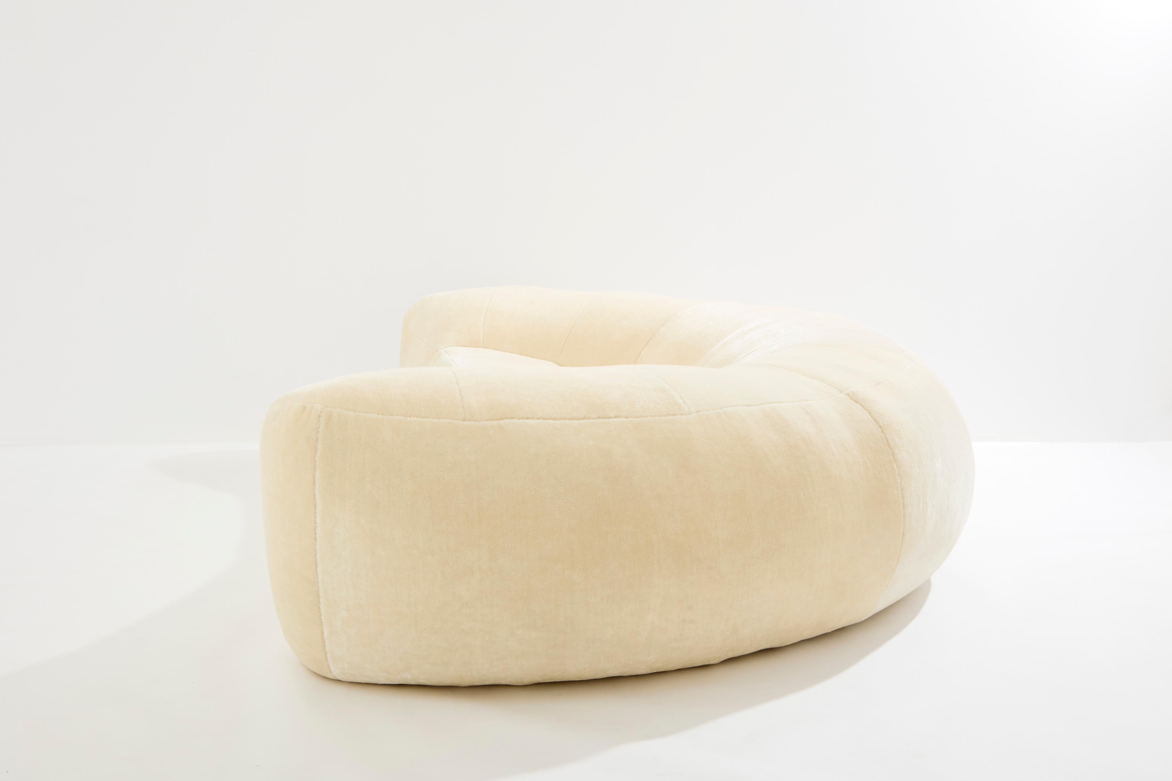 Raphaël Raffel Hörnchensofa aus Mohair-Samt 1970er Jahre im Zustand „Gut“ im Angebot in Paris, IDF