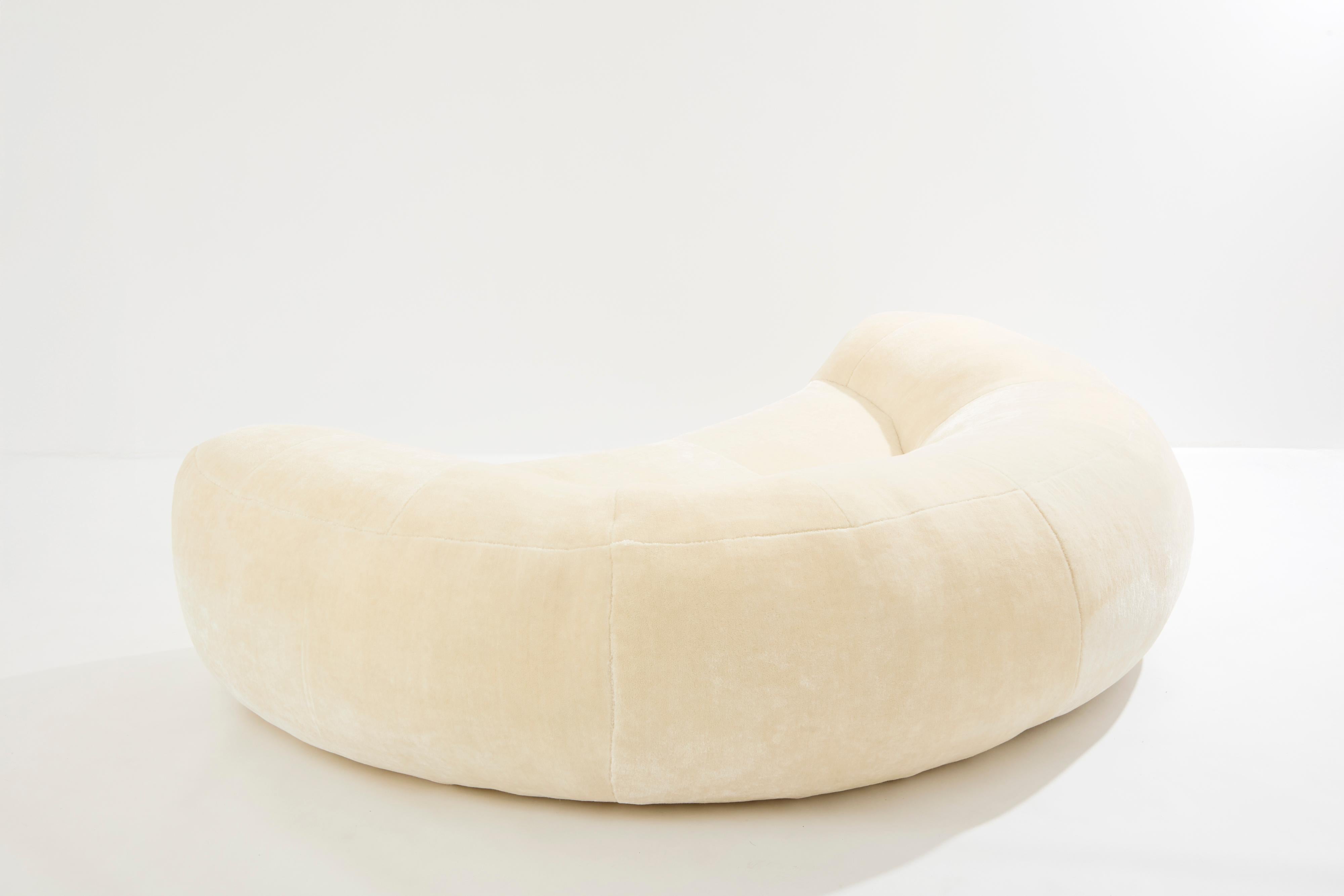 Raphaël Raffel Hörnchensofa aus Mohair-Samt 1970er Jahre (Ende des 20. Jahrhunderts) im Angebot