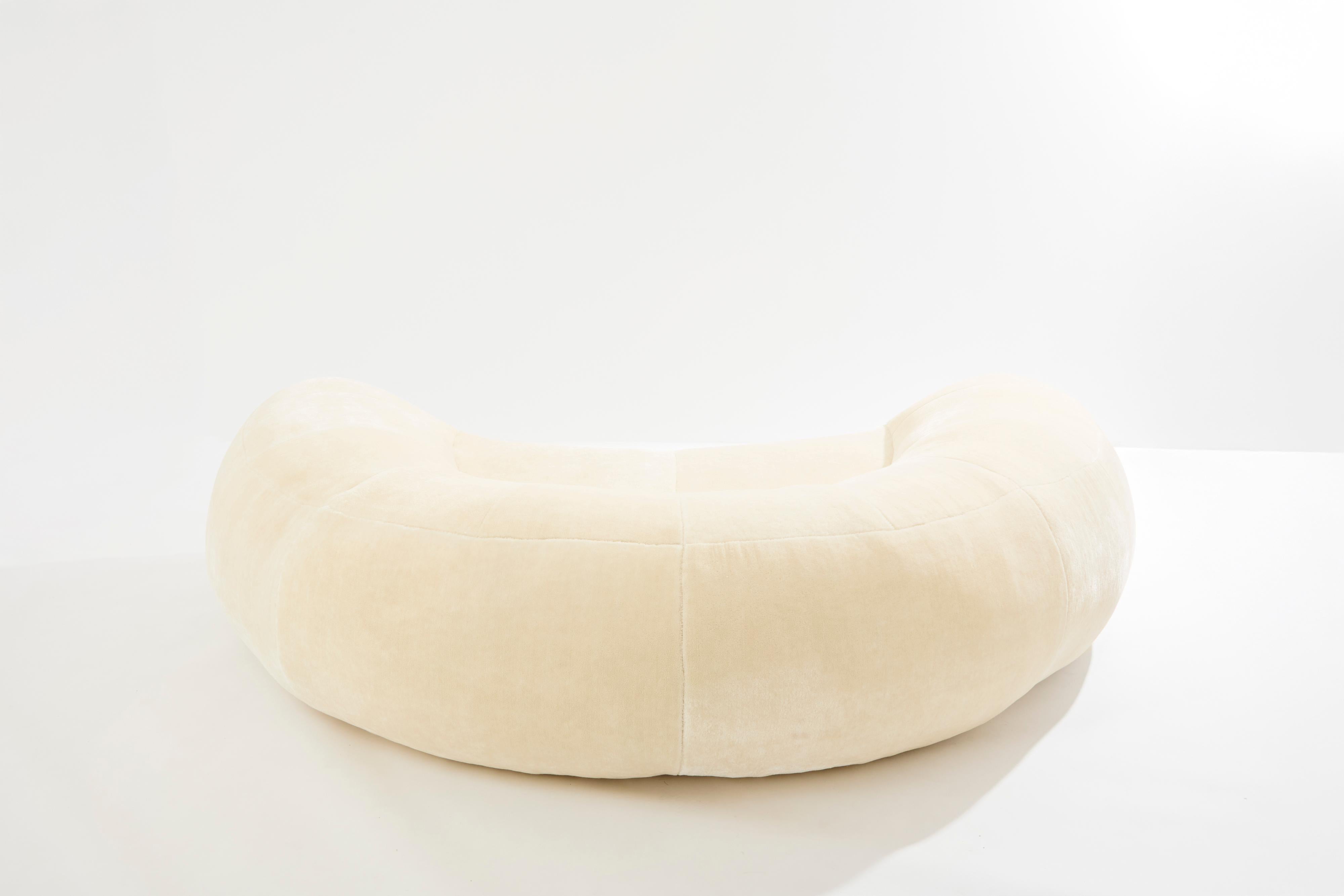 Raphaël Raffel Hörnchensofa aus Mohair-Samt 1970er Jahre im Angebot 1
