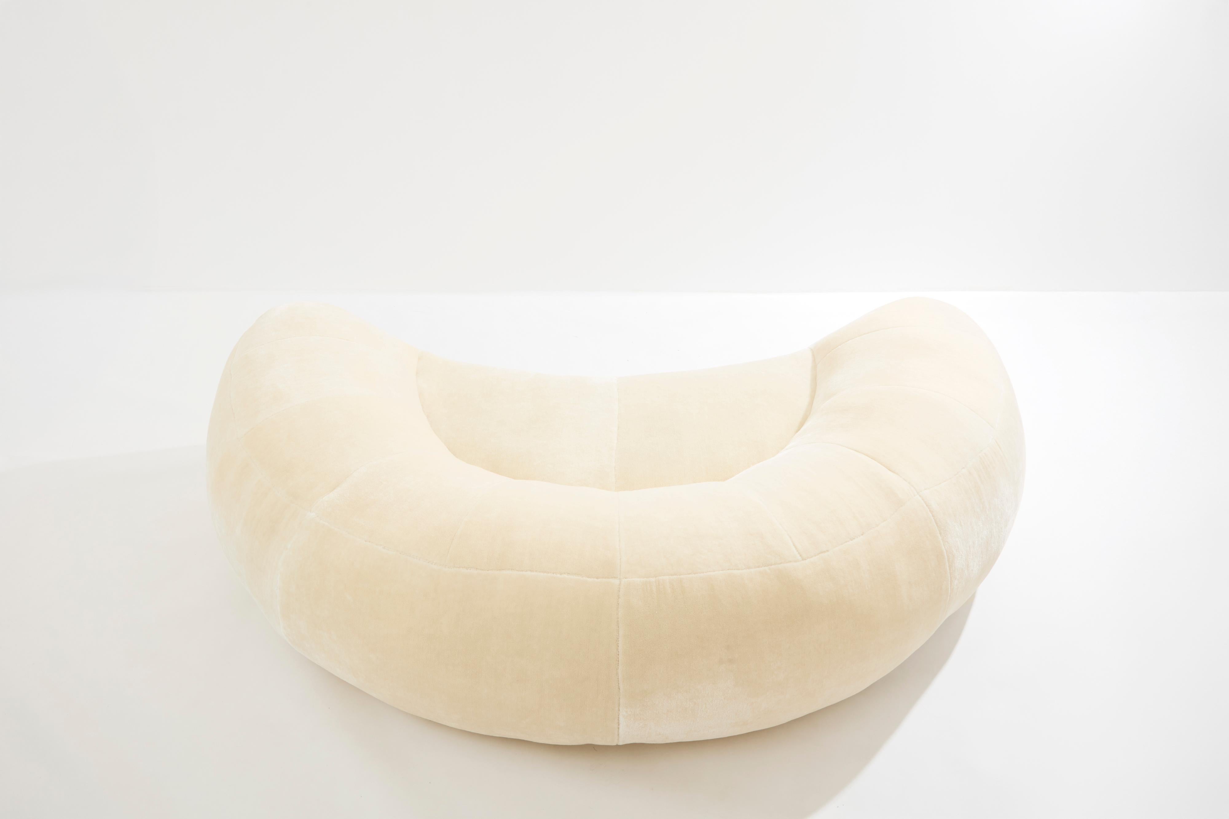 Raphaël Raffel Hörnchensofa aus Mohair-Samt 1970er Jahre im Angebot 2