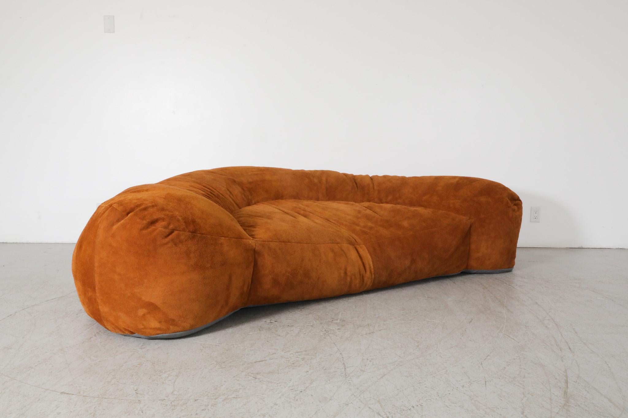 Raphael Raffel entworfenes Cognacfarbenes Croissant-Sofa aus Leder, neu in Wildleder gefertigt (Moderne der Mitte des Jahrhunderts) im Angebot
