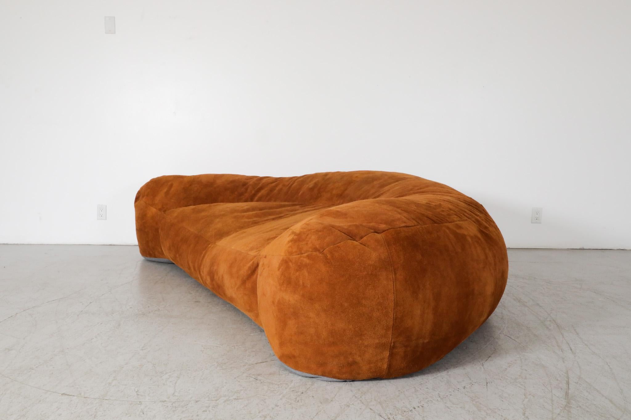 Raphael Raffel entworfenes Cognacfarbenes Croissant-Sofa aus Leder, neu in Wildleder gefertigt (Ende des 20. Jahrhunderts) im Angebot