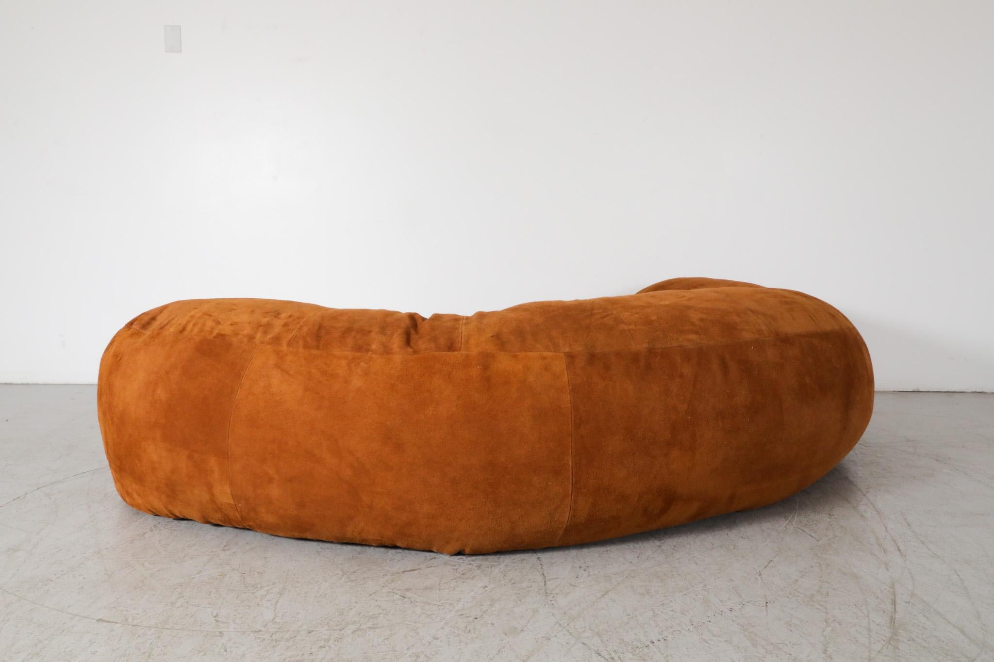 Raphael Raffel entworfenes Cognacfarbenes Croissant-Sofa aus Leder, neu in Wildleder gefertigt im Angebot 2