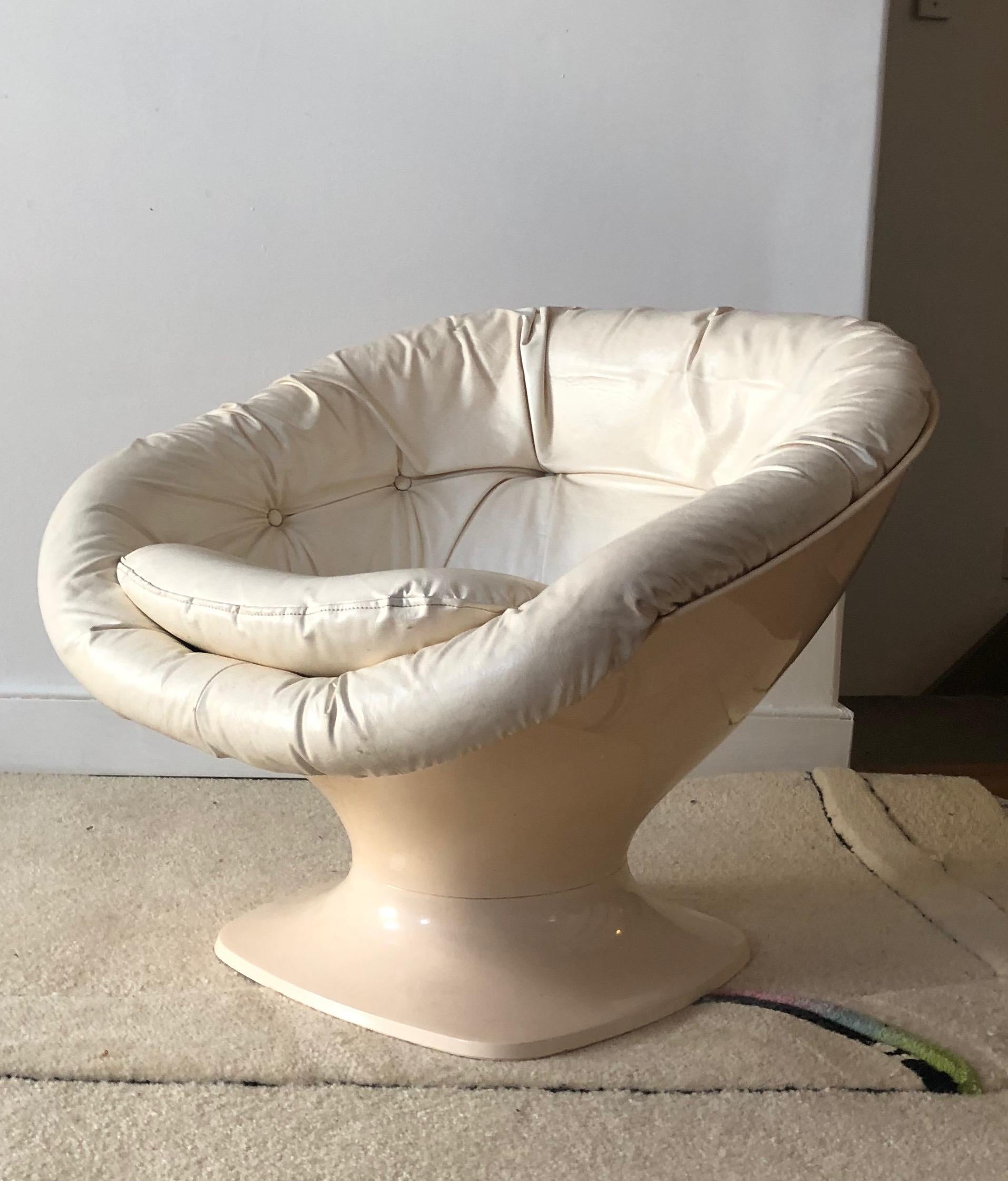 Ivory fiberglass resin club chair designed by Raphael Raffel (known as Raphaël), France, 1970s in tulip style. A rounded seat, original leatherette upholstery. This listing is for one off-white chair. The yellow chairs are sold.

Raphaël Raffel,