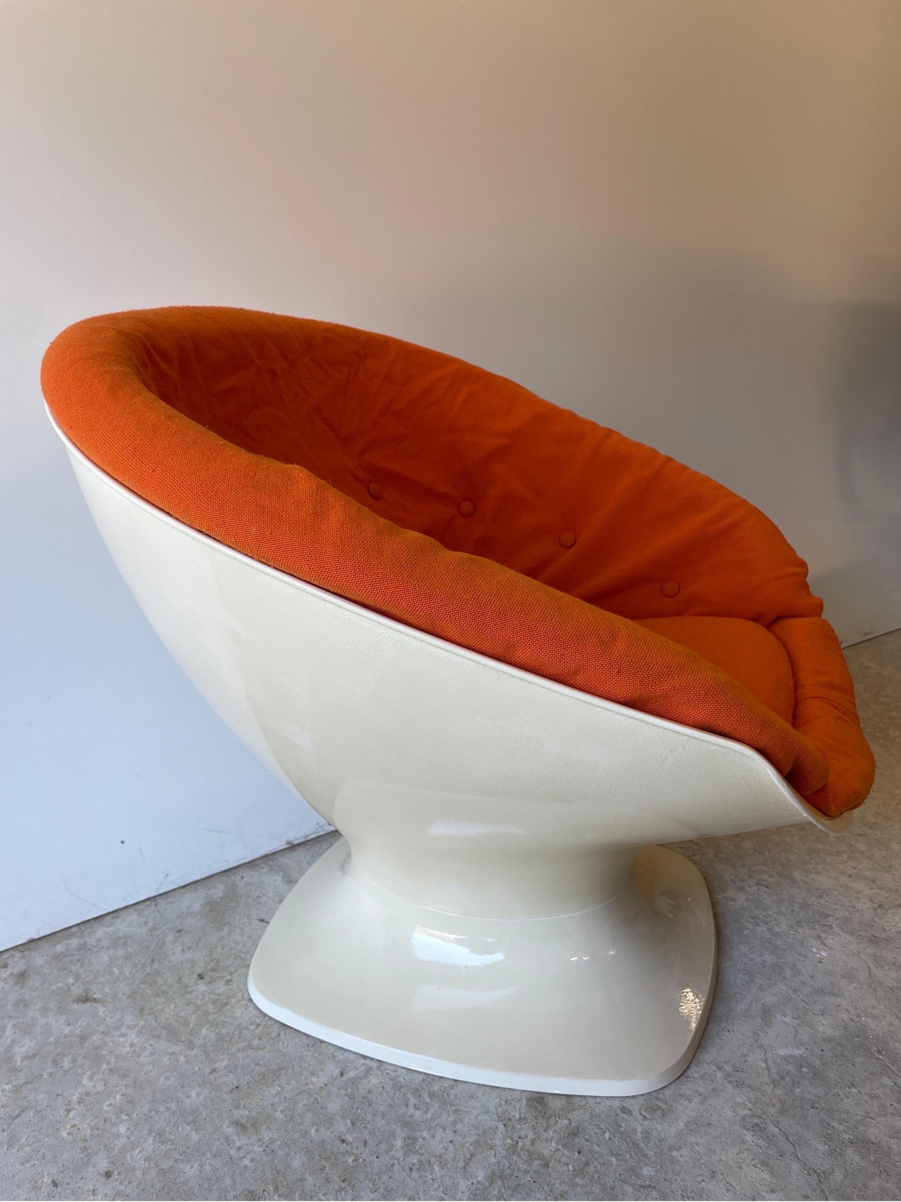 Ein Space-Age-Clubsessel aus der Jahrhundertmitte von Raphael Raffel, Frankreich 1965.

Der Klubsessel hat eine Tulpenform mit einer abgerundeten Sitzfläche, die mit dem originalen orangenen Stoffbezug versehen ist. Der Sessel ist äußerst selten
