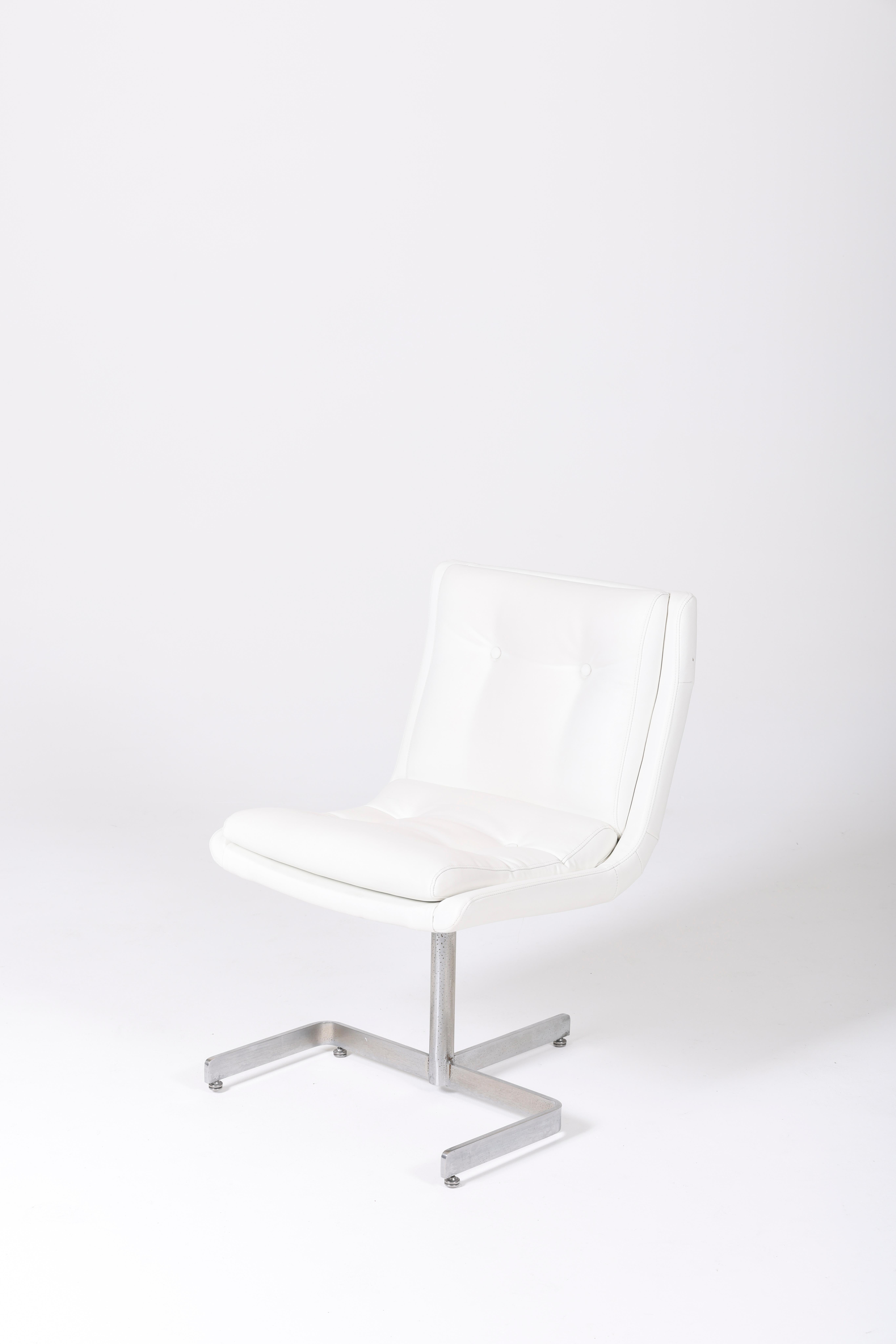 Stuhl des Designers Raphael Raffel aus den 1970er Jahren. Der Sitz und die Rückenlehne sind aus weißem Leder, das Gestell ist aus Metall gefertigt. In sehr gutem Zustand.
LP976