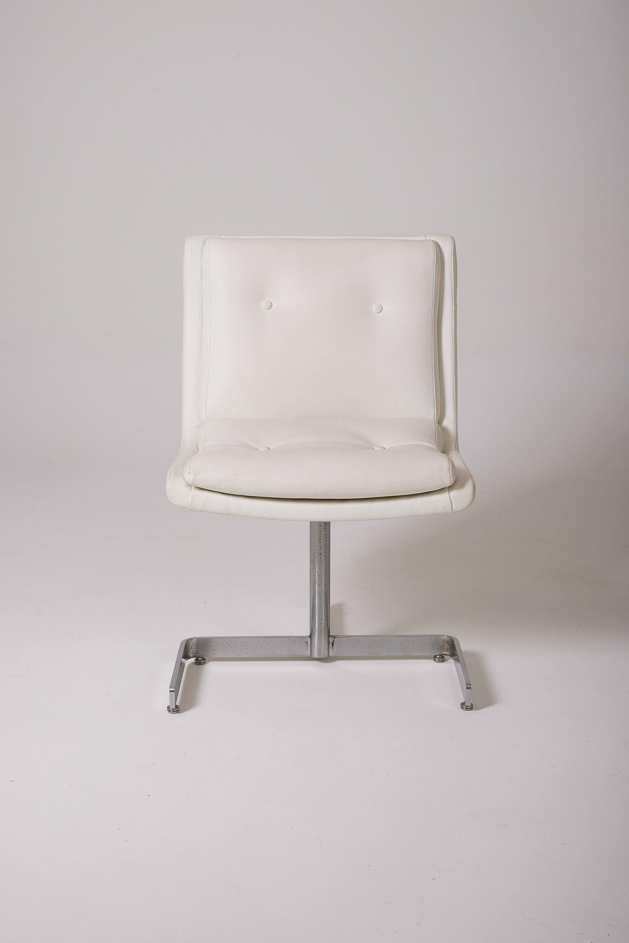 Designer Raphael Raffel chair from the 1970s. The seat and backrest are in white leather, and the base is made of metal. In very good condition. LP974-LP975-LP976