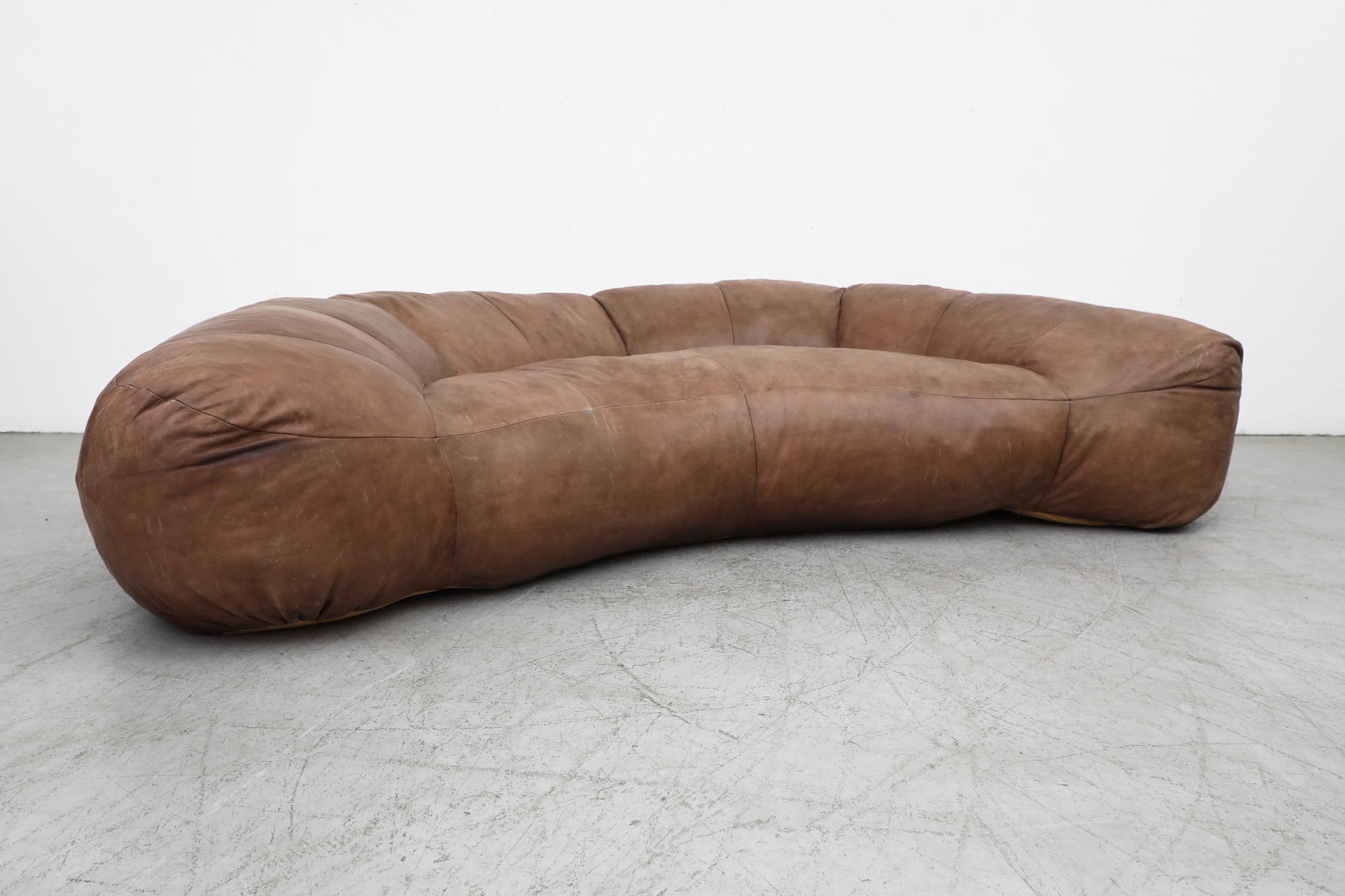 Raphael Raffel Brown Natural Leather Croissant Sofa für Honore Paris, 1970er Jahre (Moderne der Mitte des Jahrhunderts) im Angebot