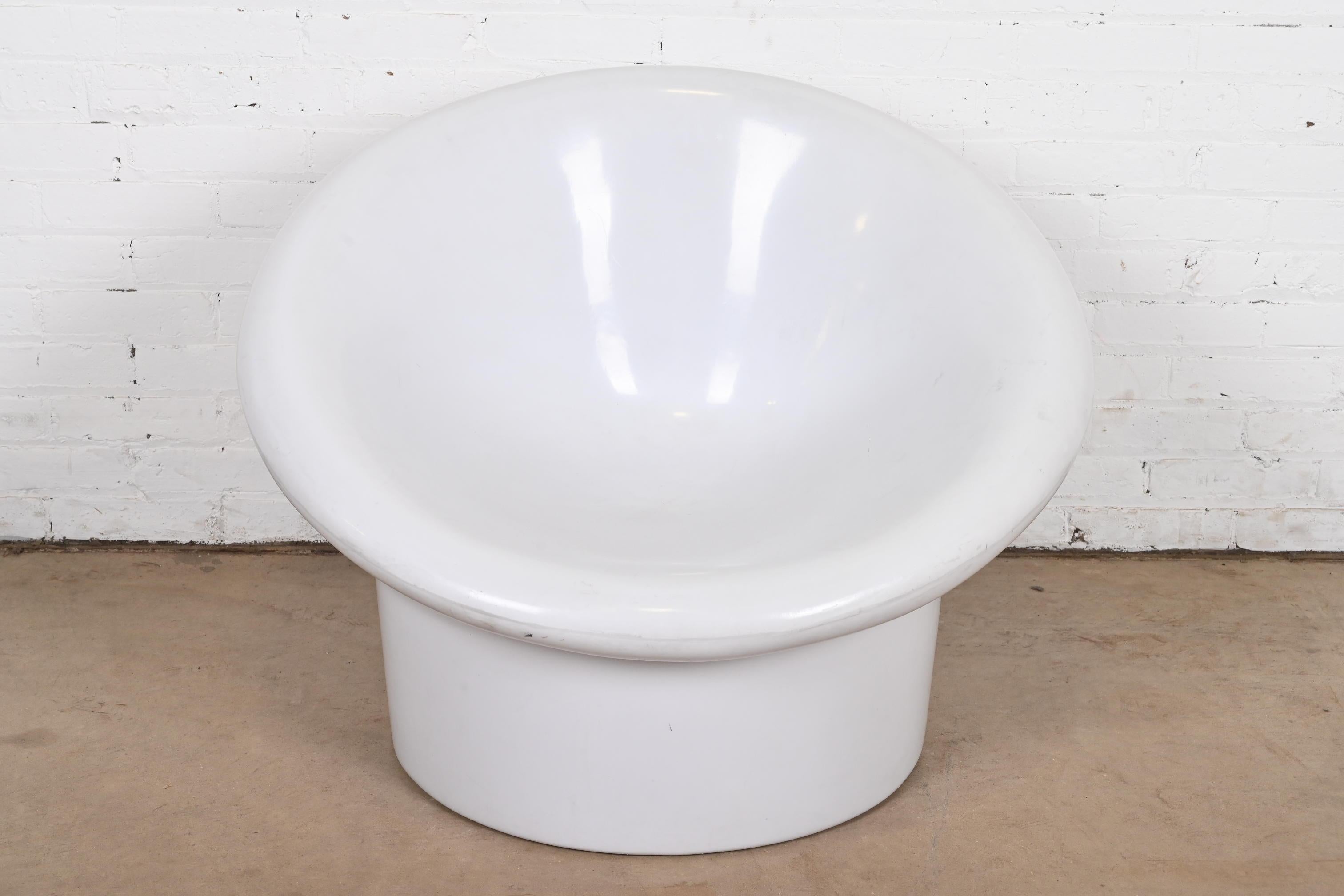 A stylish Mid-Century Modern Space Age indoor/outdoor molded plastic tub chair

In the manner of Raphael Raffel

USA, Circa 1970s

Measures: 34.5