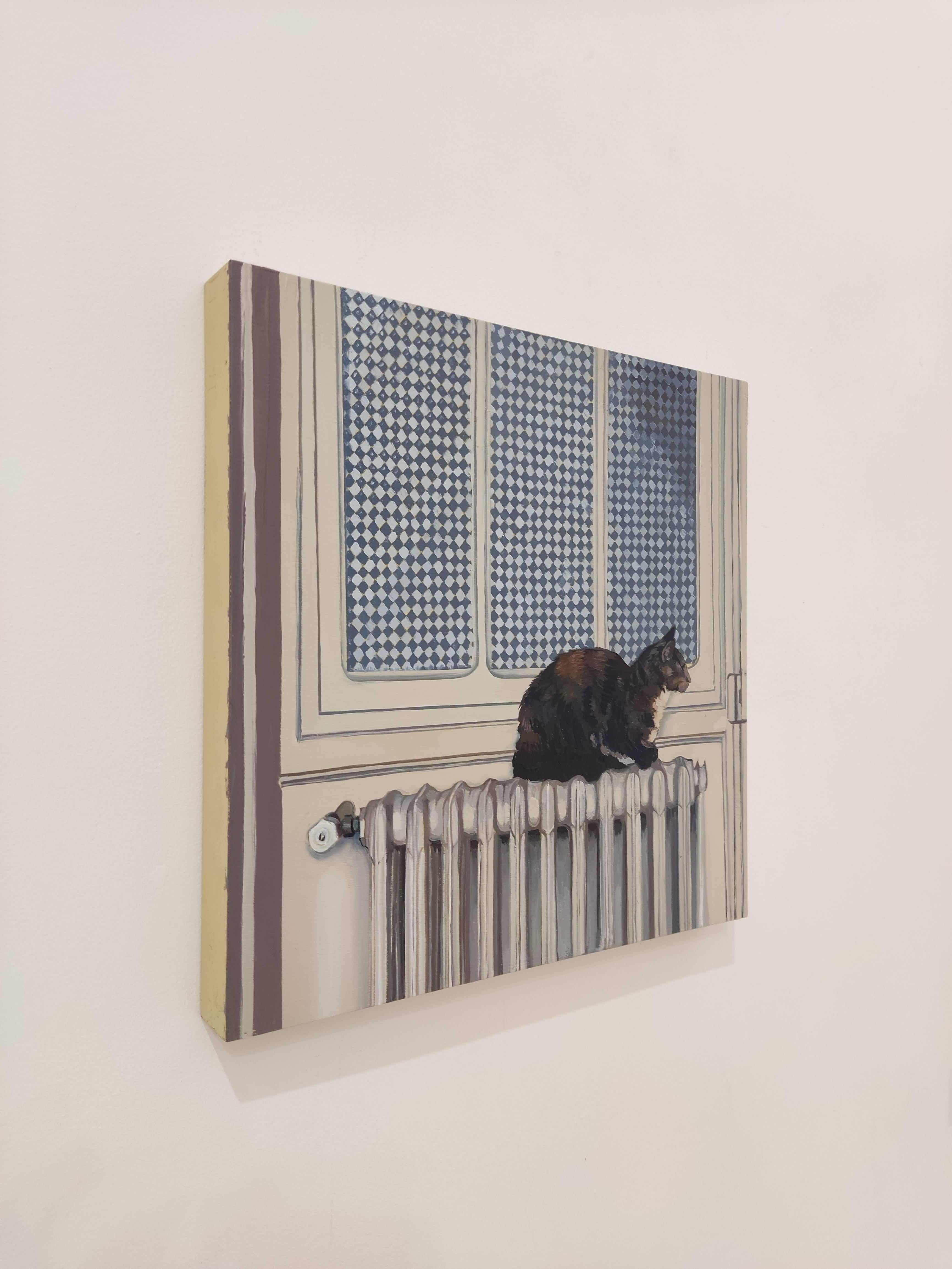 Pixel sur le radiateur, peinture à l'huile contemporaine, intérieurs intimes, chat - Gris Interior Painting par Raphaël Renaud