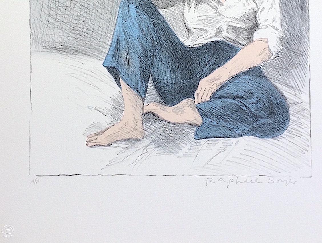 FEMME ASSISE JEANS BLEUS est une lithographie originale dessinée à la main (non reproduite numériquement ou par photo) en édition limitée de l'artiste Raphael Soyer - Peintre russe/américain du réalisme social, 1899-1987. Imprimé à l'aide de