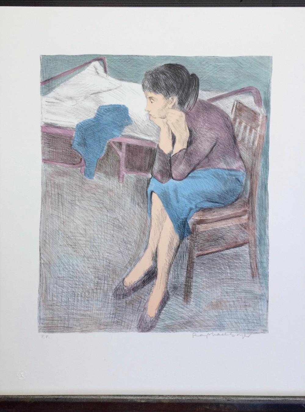 MUJER SENTADA CERCA DE UNA CAMA es una litografía original dibujada a mano (no reproducida digital ni fotográficamente) de edición limitada del artista Raphael Soyer - Pintor ruso/americano del Realismo Social, 1899-1987. Impreso con técnicas