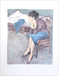 Signierte Lithographie „ SEATED WOMAN NEAR A BED“, realistisches Porträt, pflaumenfarbener Oberteil, blauer Rock