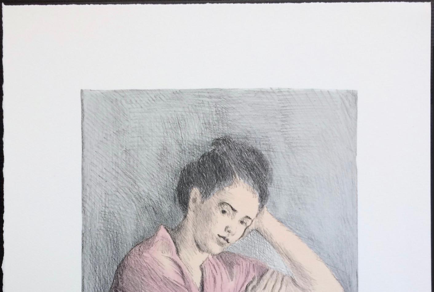 MUJER JOVEN BLOUSE ROSA es una litografía original dibujada a mano (no reproducida digital ni fotográficamente) de edición limitada del artista Raphael Soyer - Pintor ruso/americano del Realismo Social, 1899-1987. Impreso con técnicas tradicionales