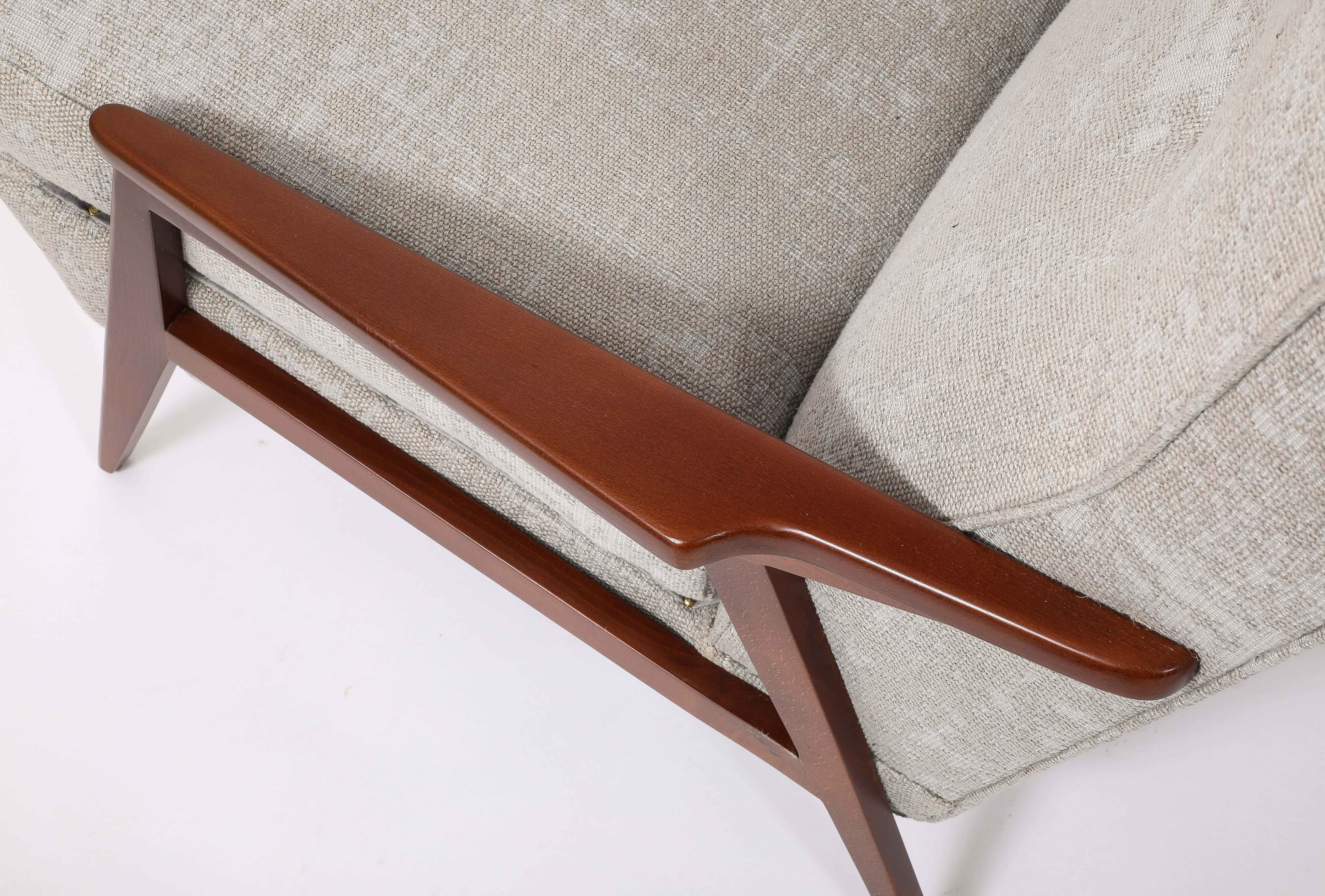 Una coppia di poltrone architettoniche di Raphael con struttura in noce rifinita con una lacca marrone sfumata

32x24x35
Altezza seduta 16, Seduta 20x20, Braccioli 20 