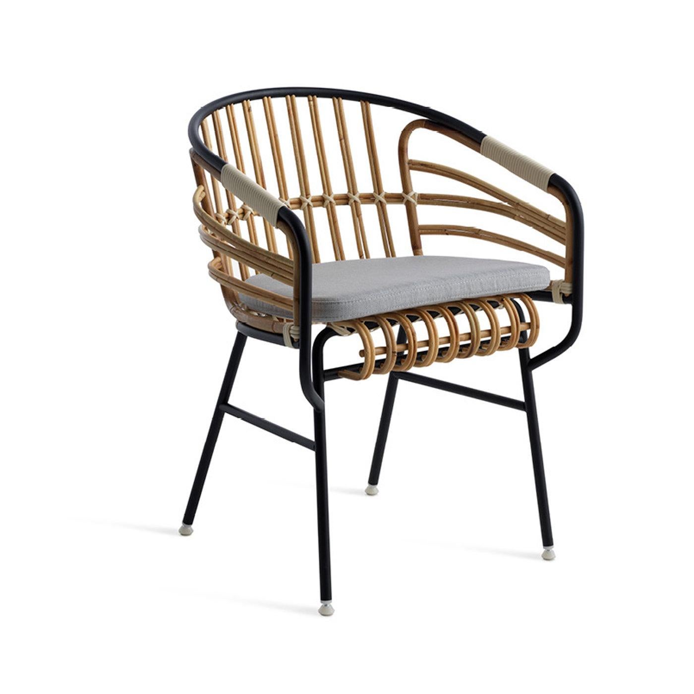Balancing technology and craftsmanship, this splendid chair is part of a project by Lucidi Pevere to bring together in a contemporary style two time-honoured Italian traditions: the metal industry and the rattan and wicker manufacturers. Raphia is a