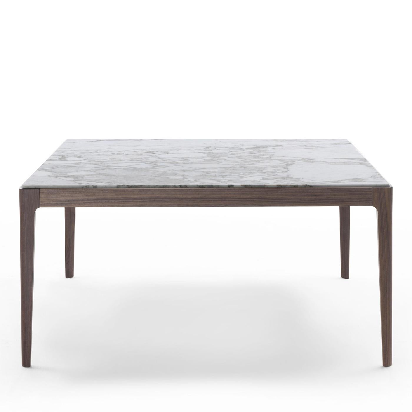 Table Rapho avec structure en bois de noyer massif et
avec plateau en marbre blanc calacatta d'Italie.