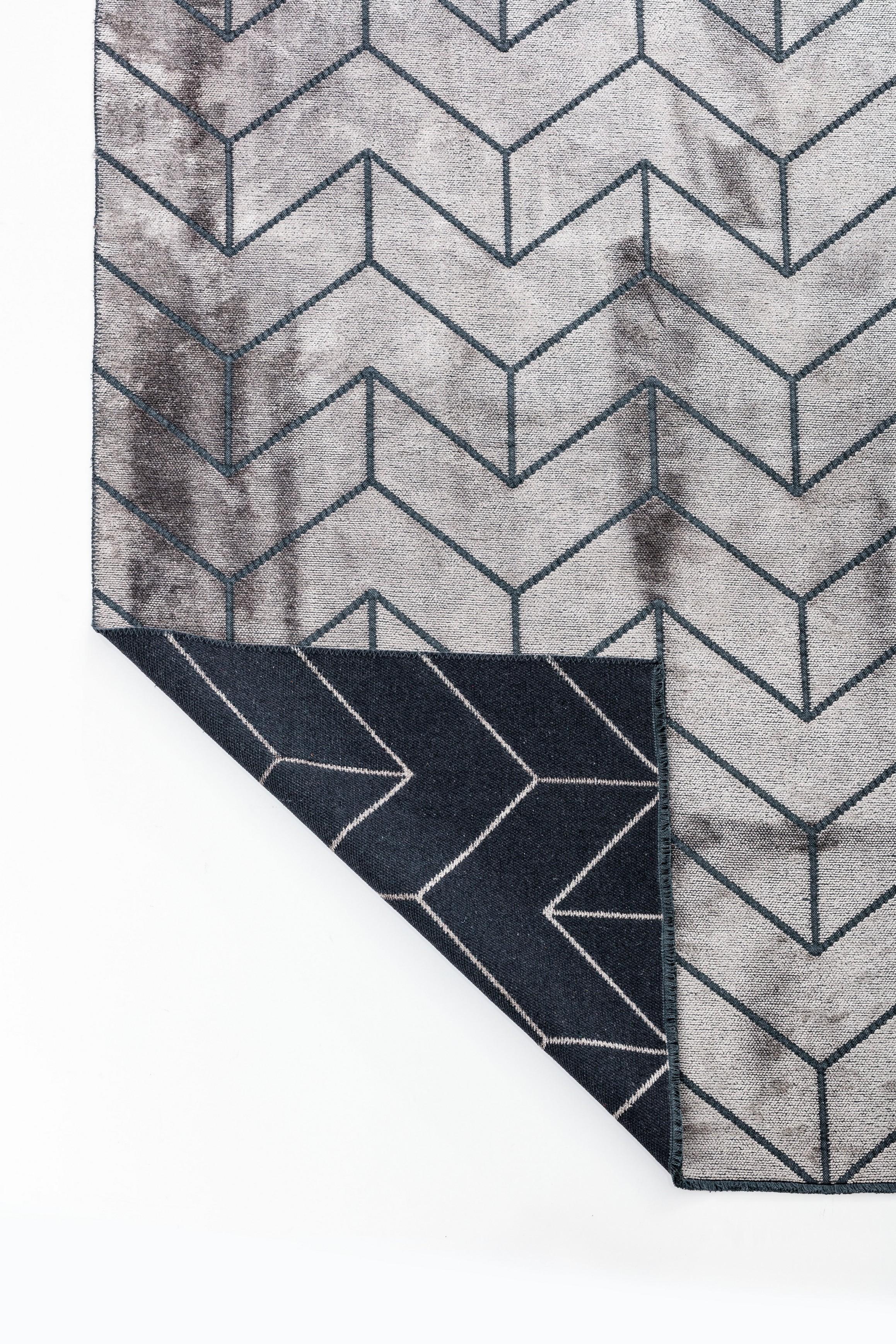 Im Angebot: Modern Chevron Luxury Hand-Finished Area Rug,  (Grau) 3