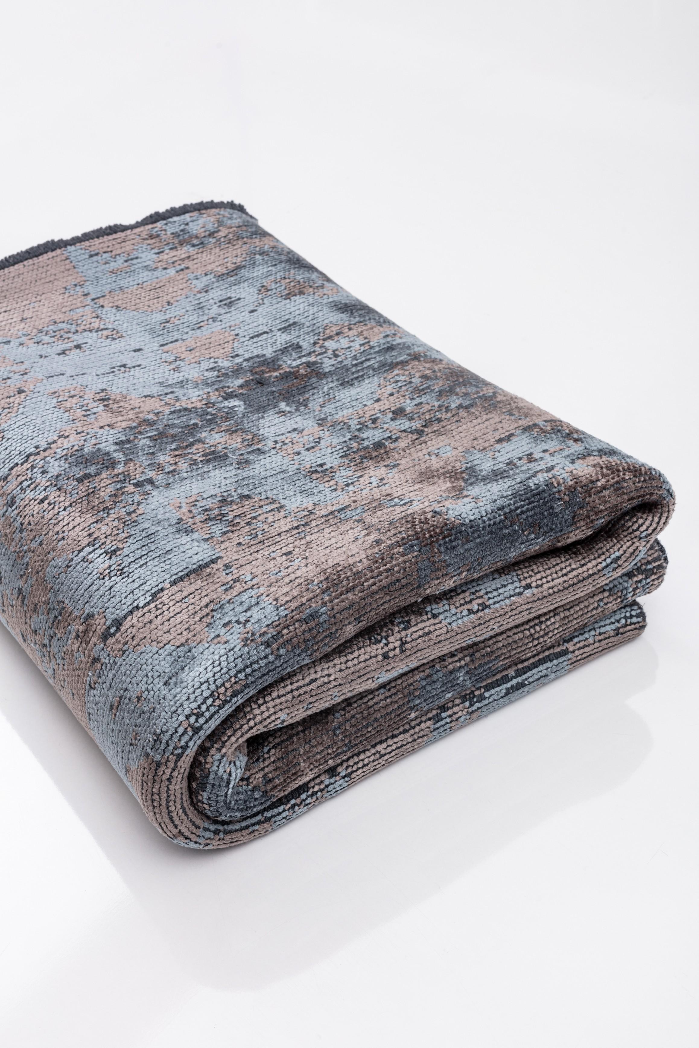 Im Angebot: Modern Camouflage Luxury Hand-Finished Area Rug,  (Blau) 4
