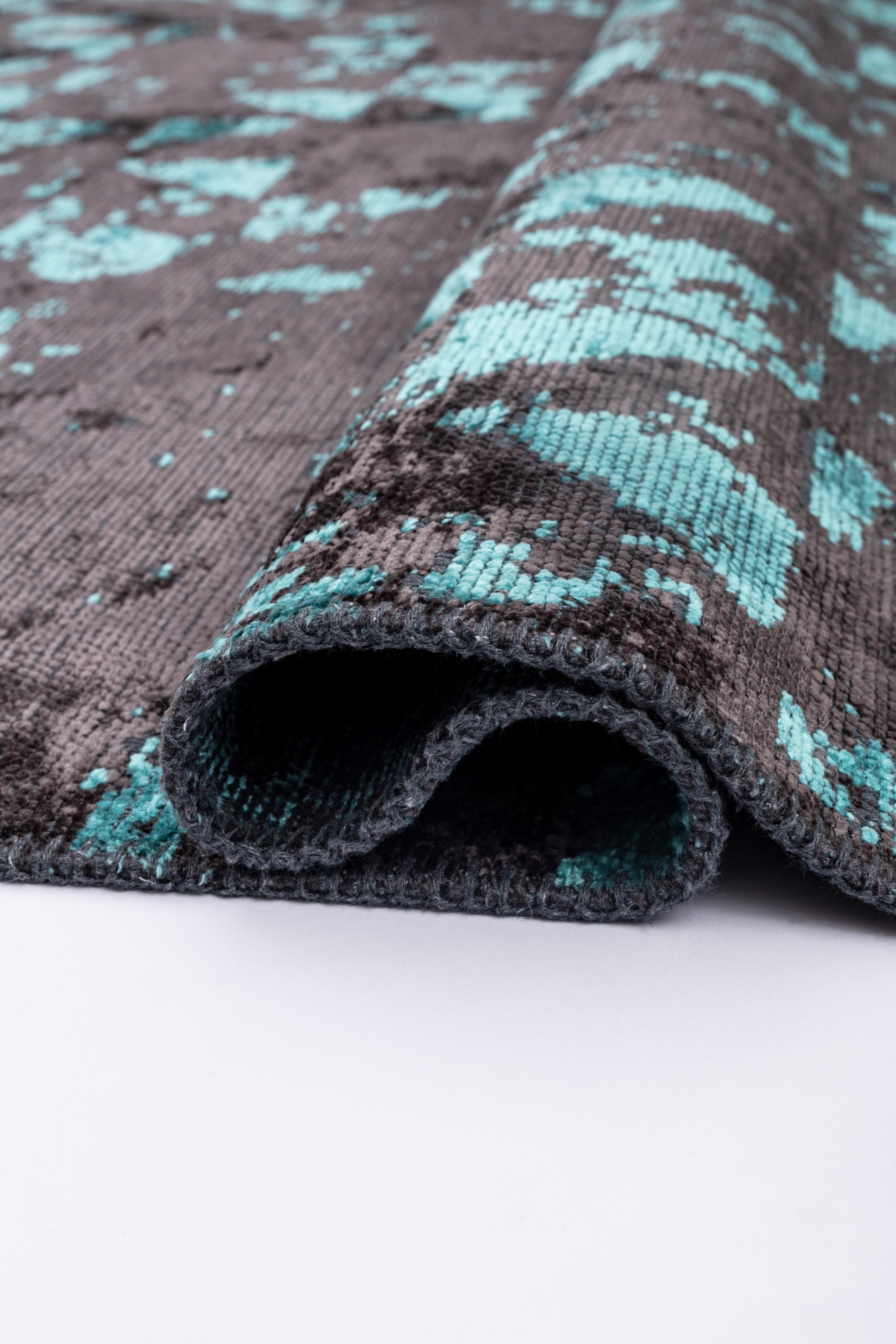 Im Angebot: Modern Camouflage Luxury Hand-Finished Area Rug,  (Grau) 2