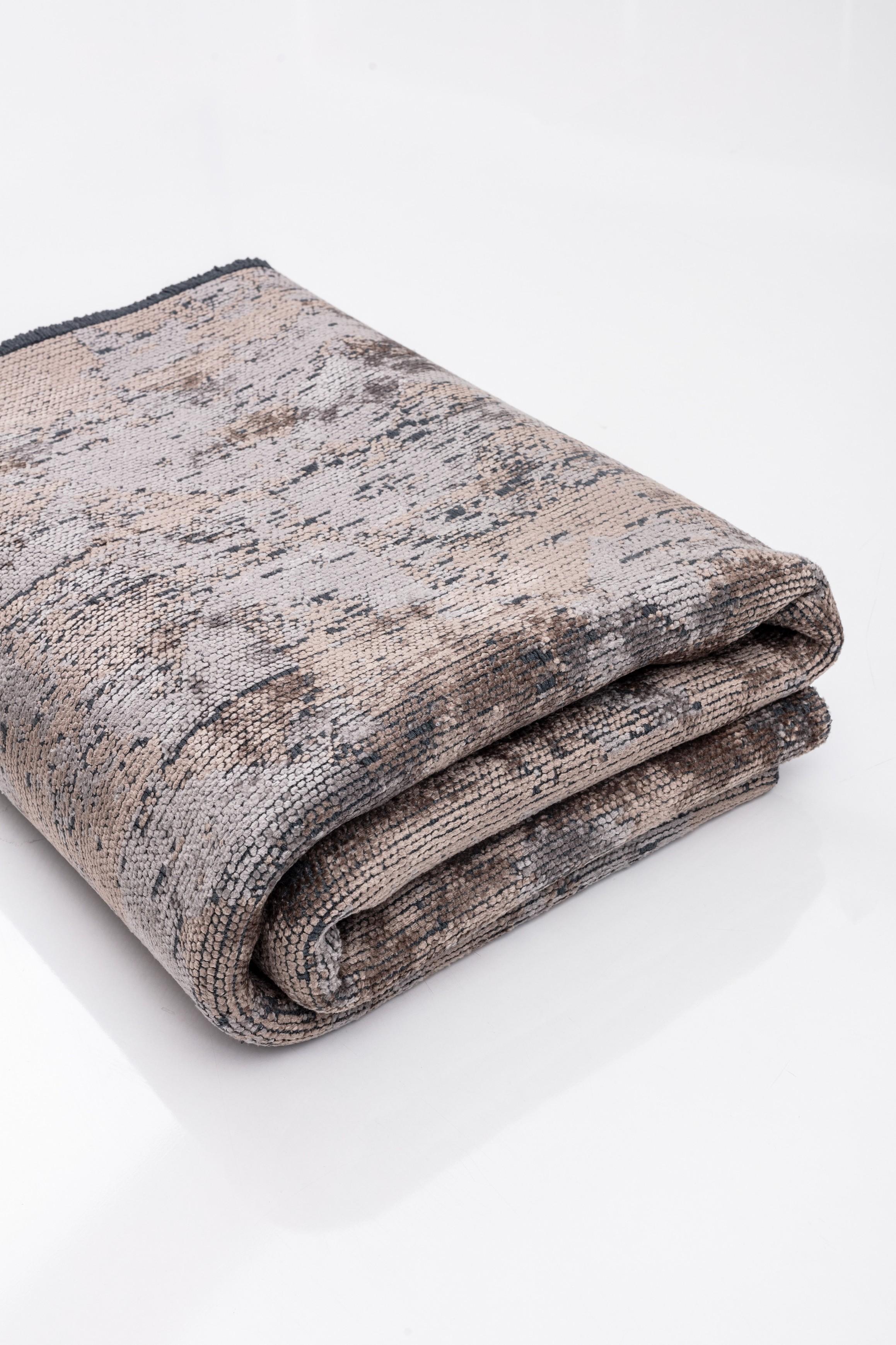 Im Angebot: Modern Camouflage Luxury Hand-Finished Area Rug,  (Grau) 4